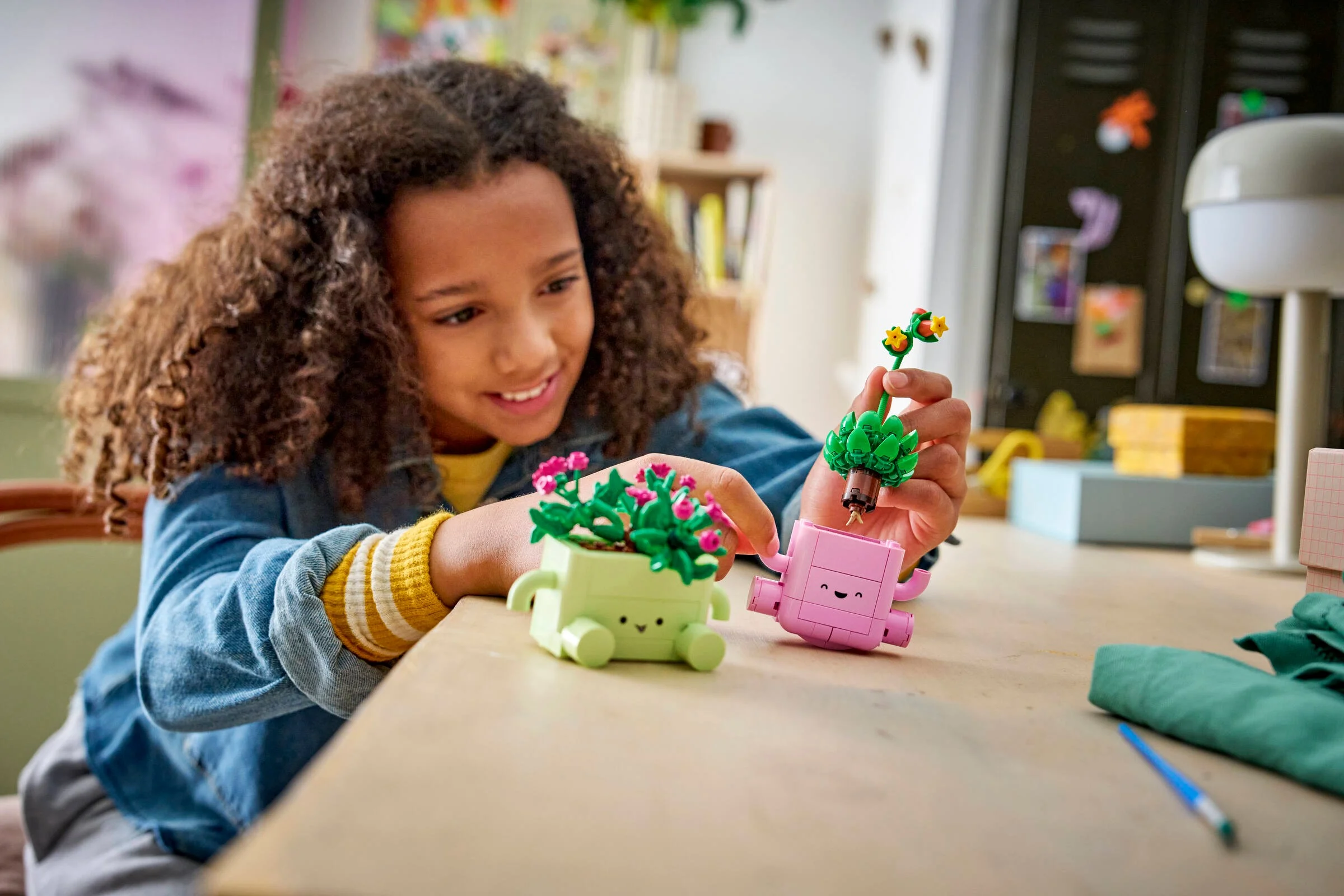 Copil construind plante LEGO mobile, setul 11506. Design creativ și distractiv.