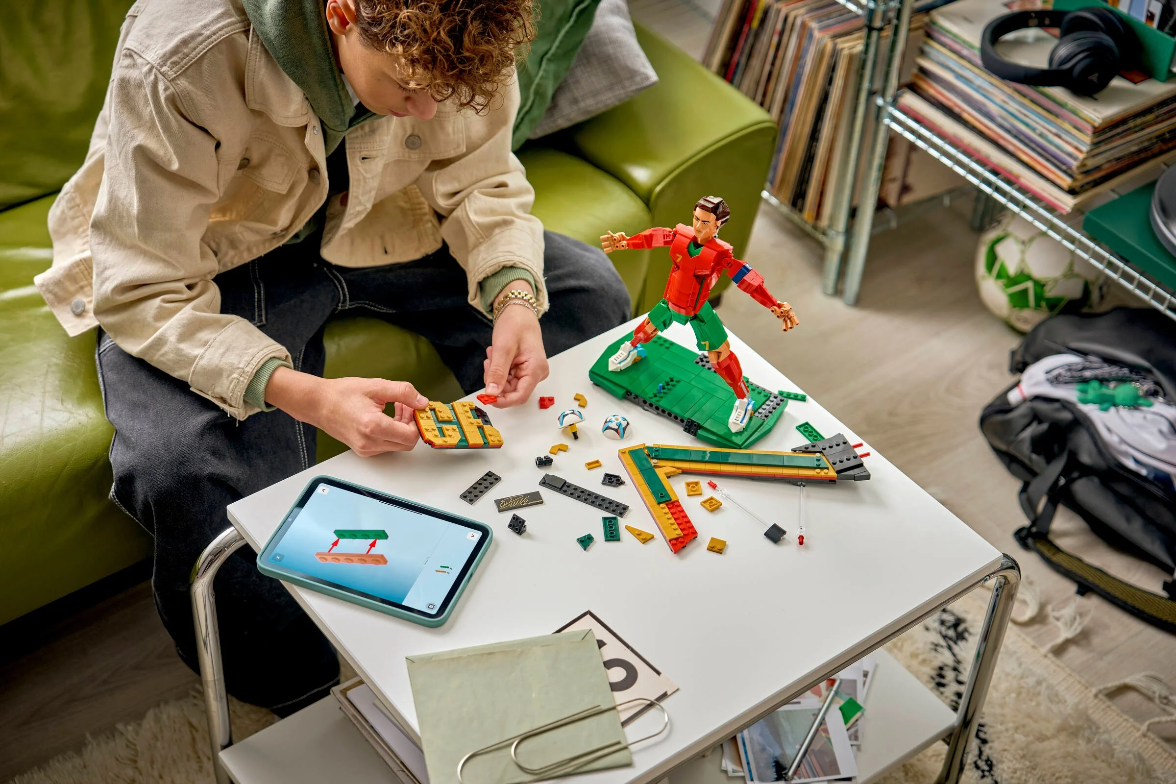 Construirea modelului Cristiano Ronaldo folosind instrucțiuni digitale. Detalii construcție, minifigurină.