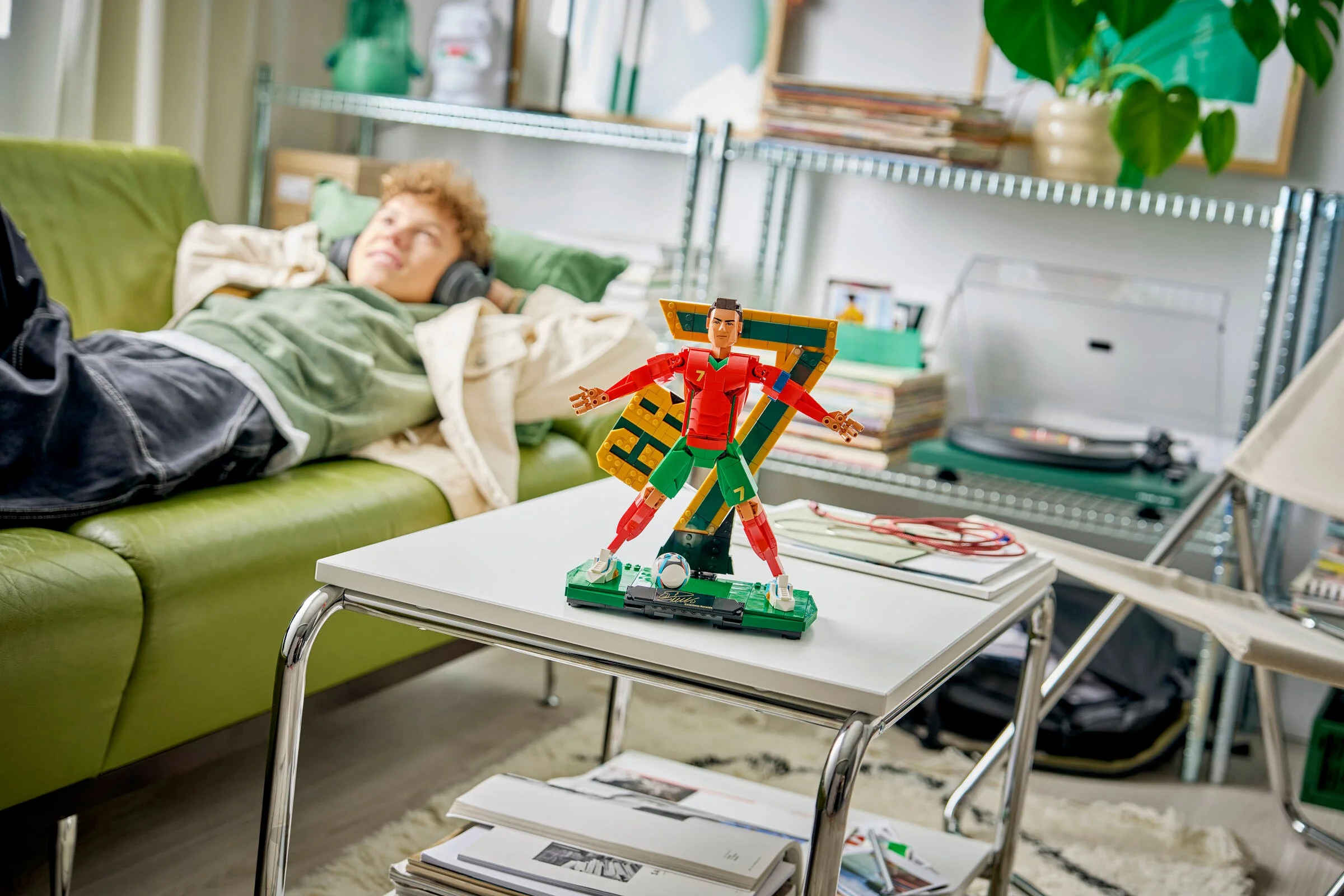 Modelul LEGO Cristiano Ronaldo pe o masă, într-un decor relaxat. O imagine stil de viață.