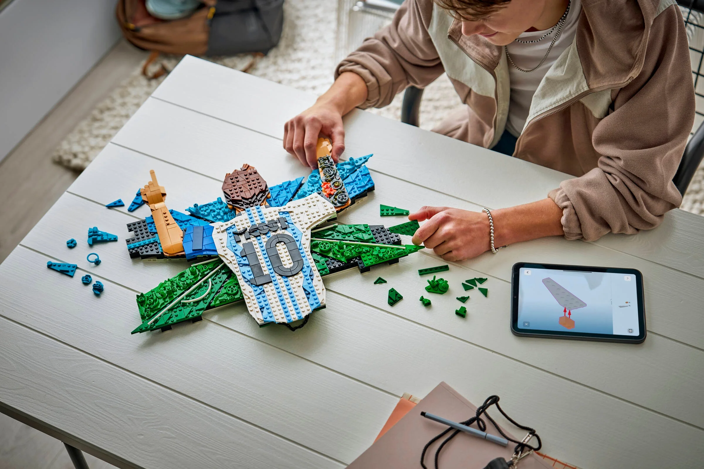 Construirea modelului LEGO Lionel Messi. Instrucțiuni pe tabletă.