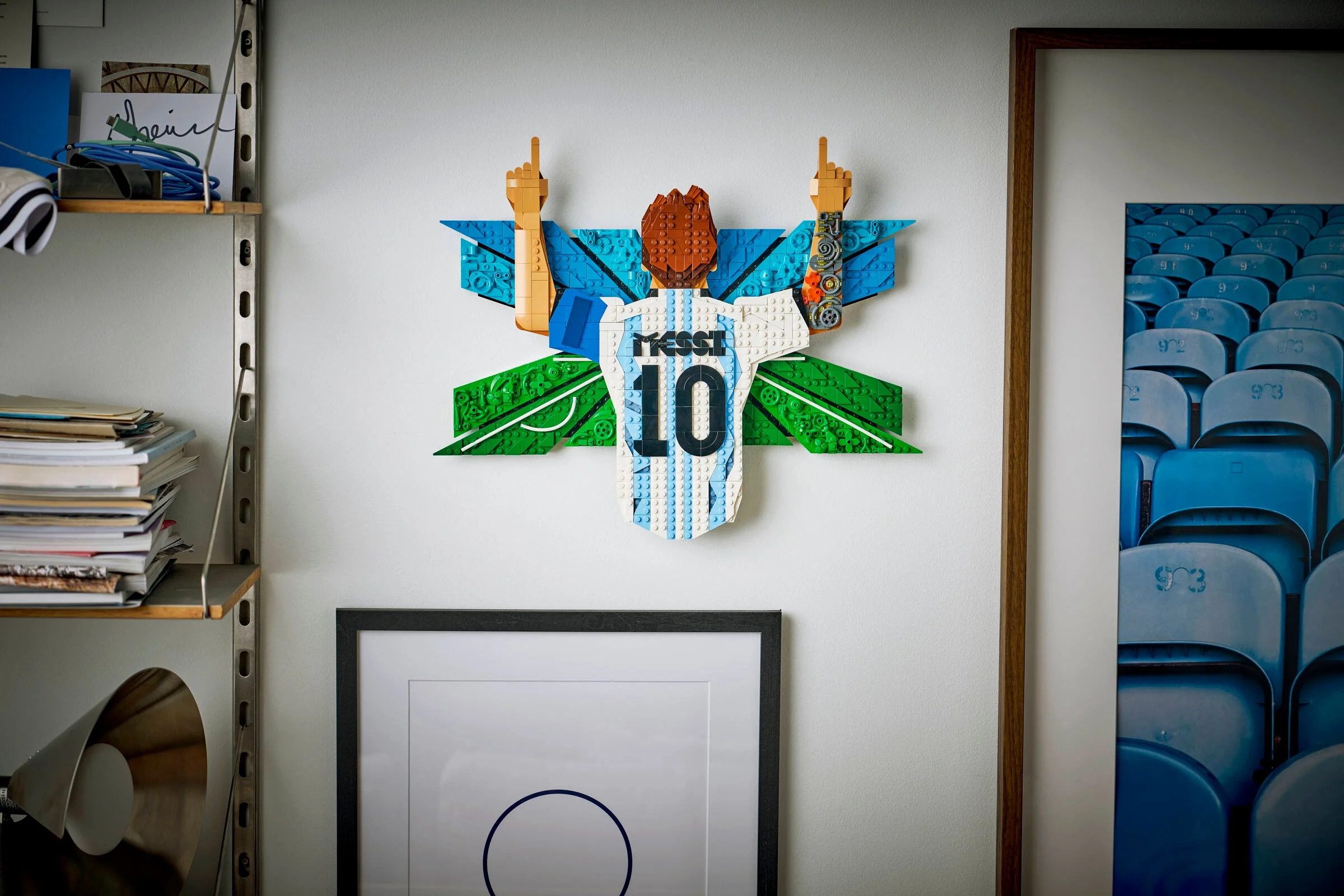 Reprezentare LEGO a lui Messi celebrând un gol, montată pe perete. Spatele tricoului, numărul 10.