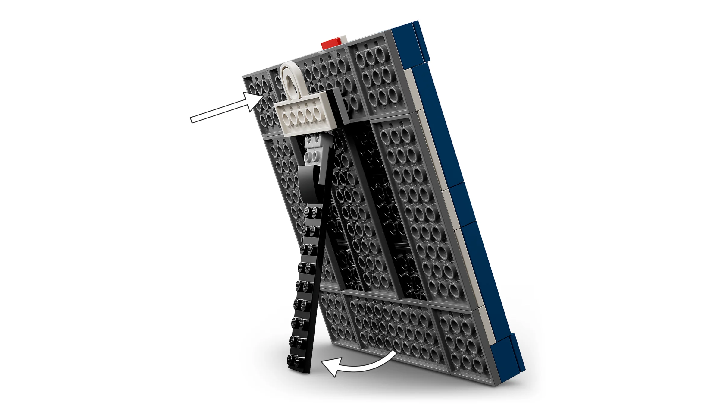 Spatele modelului LEGO, arătând suportul de sprijin și elementele de construcție interne.