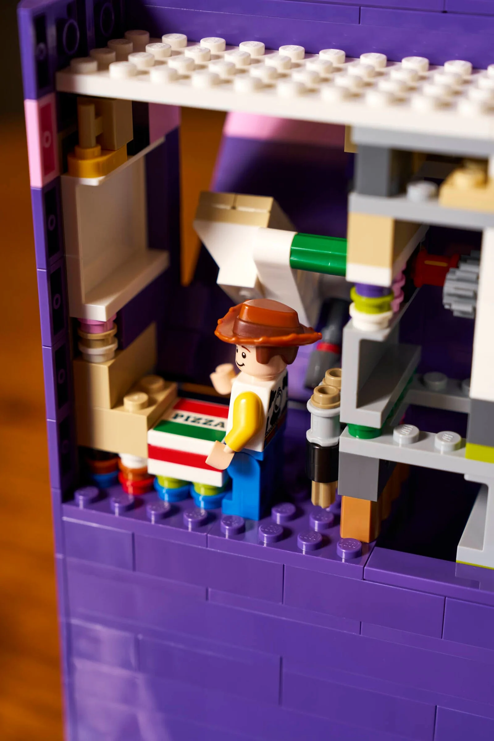 Prim-plan cu o secțiune a setului Slinky Dog Bookends cu minifigurina Woody și detalii din structură.