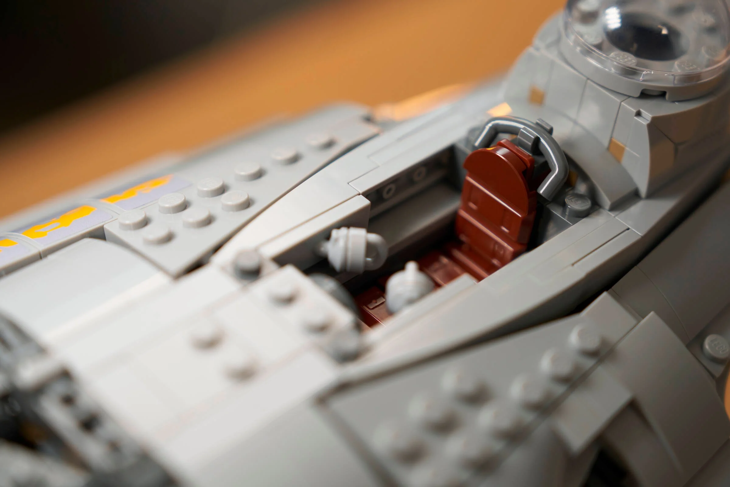 Cabina N-1 Starfighter, cu scaun roșu și detalii construite din piese LEGO.