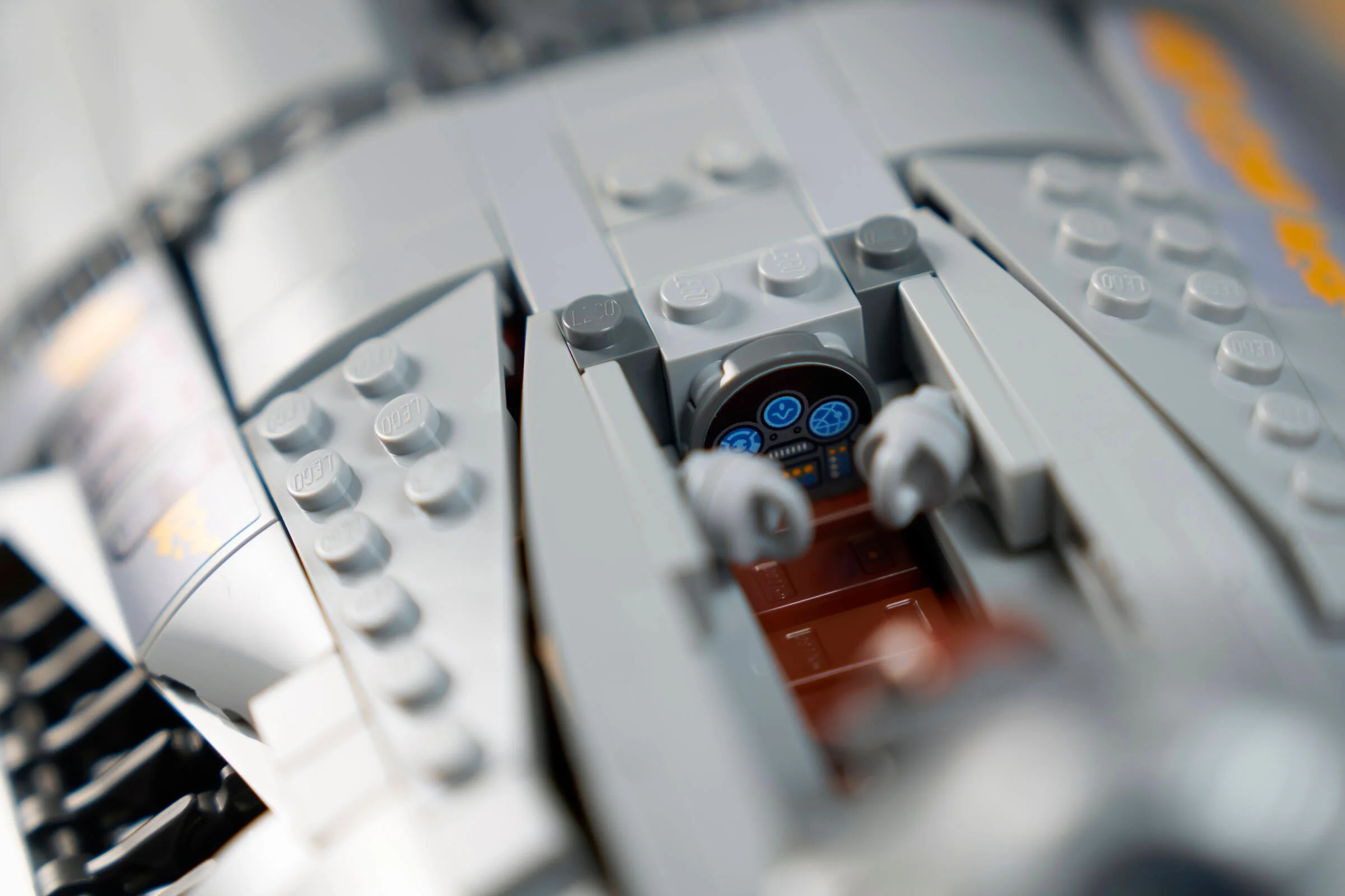 Detalii ale cabinei N-1 Starfighter: panou de control, mânere și scaun pilot.