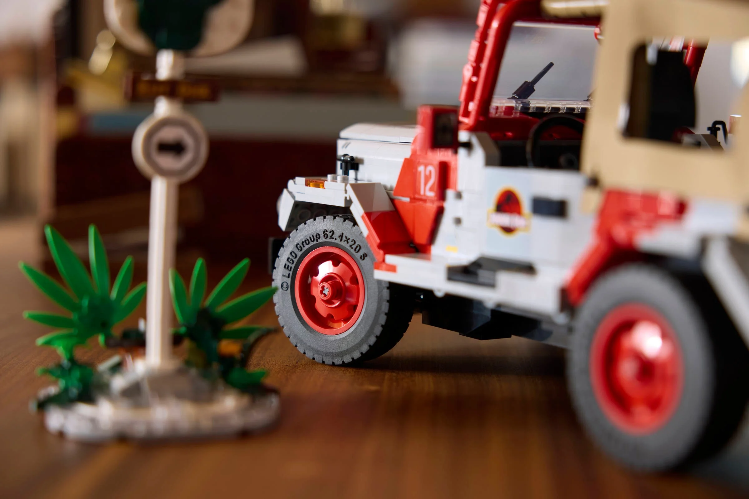 Prim-plan cu Jeep Wrangler Jurassic Park LEGO, evidențiind roțile și detaliile exterioare.