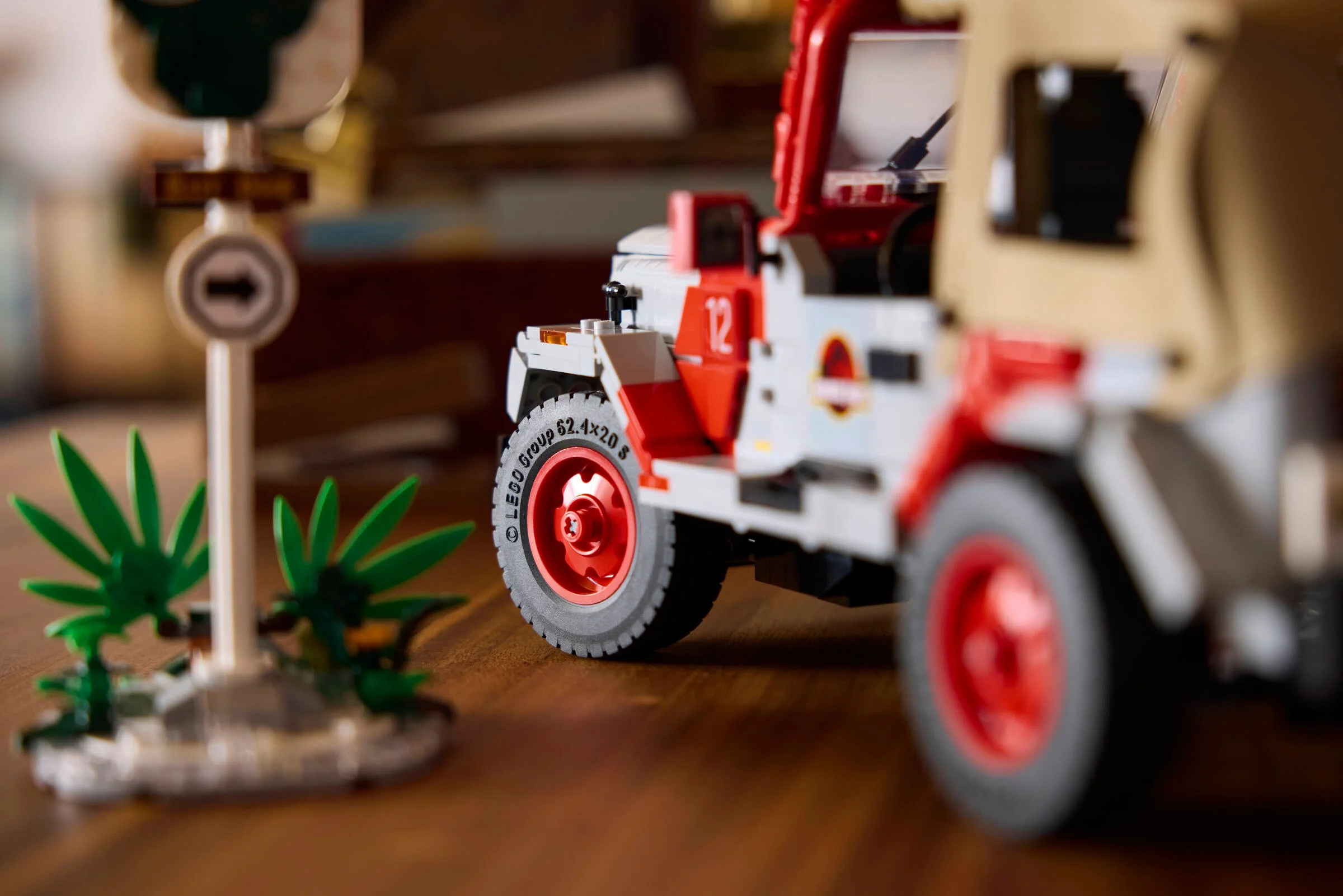 Prim-plan cu Jeep Wrangler din Jurassic Park, setul LEGO 77984, cu detalii și o stație indicatoare.