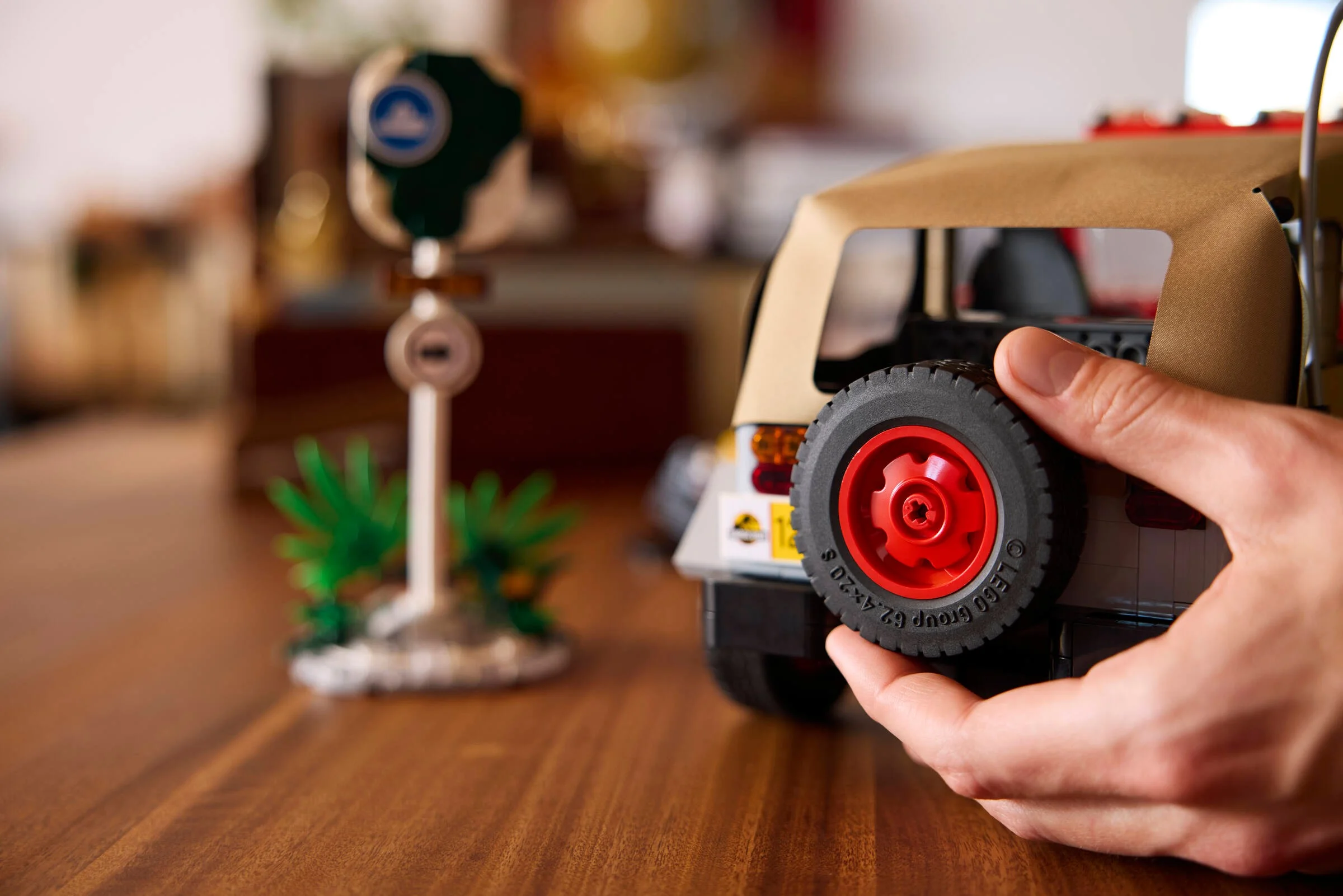 Roata de rezervă LEGO Jurassic Park montată pe Jeep Wrangler. Detaliu constructiv.