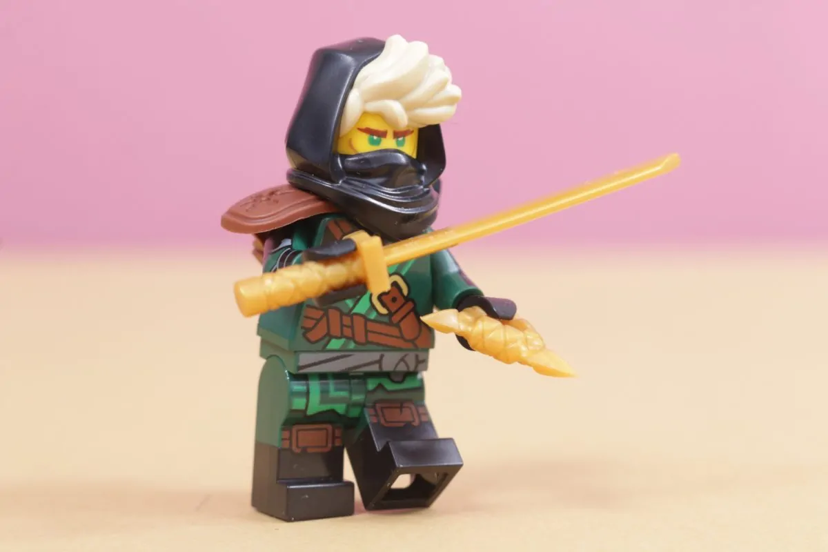 Misterul lui Mysterious Ronin: O versiune inedită a lui Lloyd pentru a 15-a aniversare NINJAGO