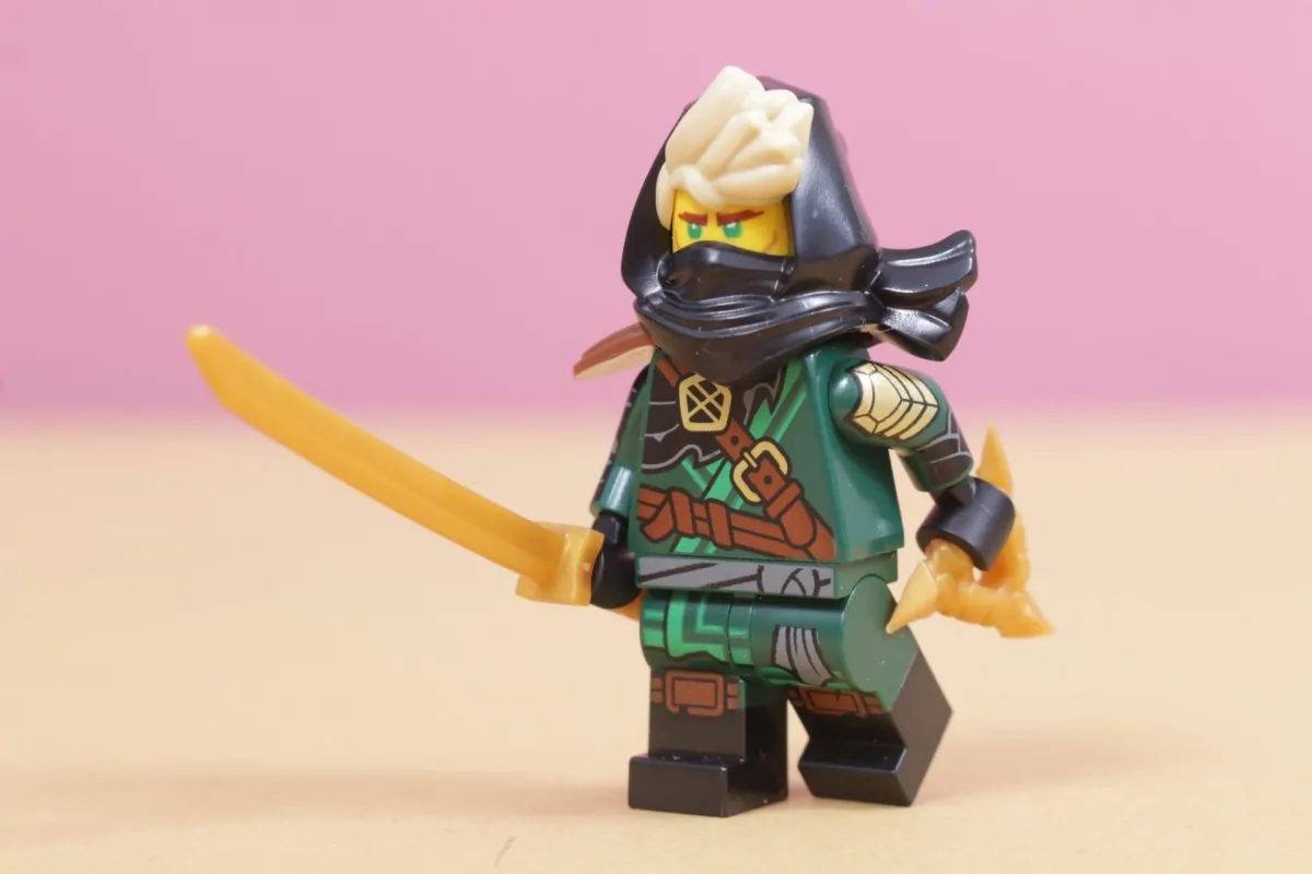 Misterul lui Mysterious Ronin: O versiune inedită a lui Lloyd pentru a 15-a aniversare NINJAGO