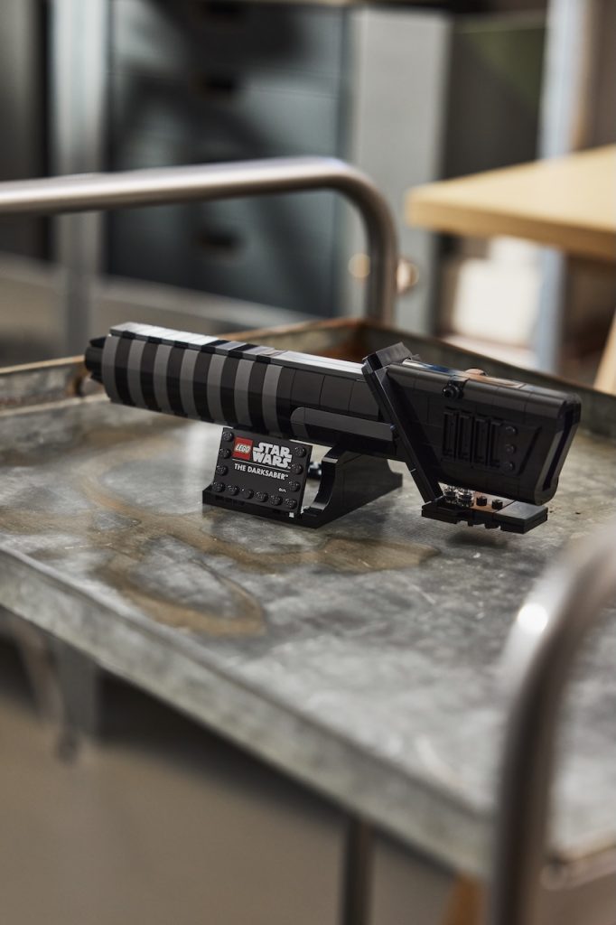 LEGO lansează 40917 The Darksaber: O piesă legendară pentru colecția ta Star Wars în 2026