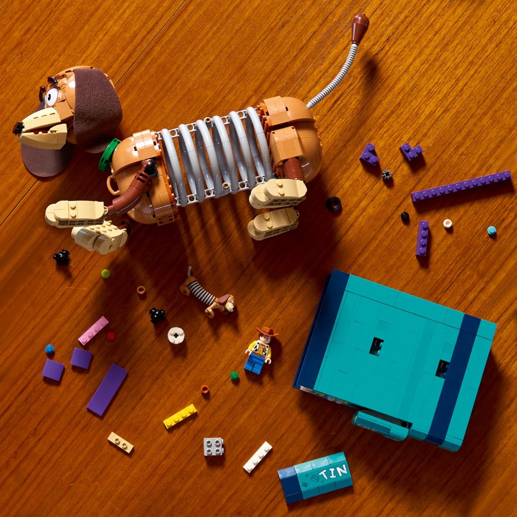 LEGO anunță noutăți spectaculoase pentru fanii Toy Story: Slinky Dog debutează în format minifigurină în 2026