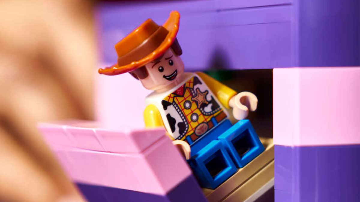 LEGO anunță noutăți spectaculoase pentru fanii Toy Story: Slinky Dog debutează în format minifigurină în 2026