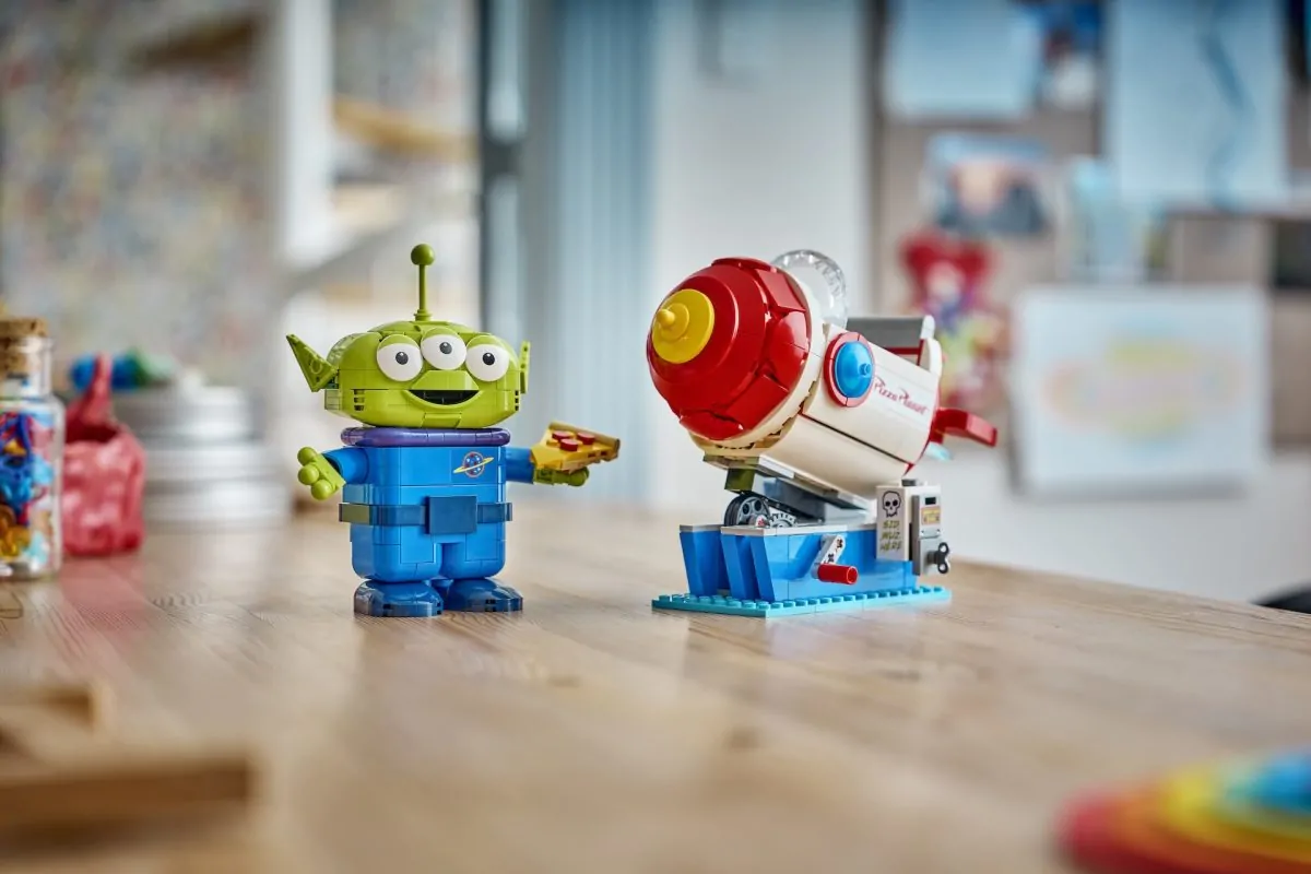 Cum să construiești propriul restaurant Pizza Planet folosind noile seturi LEGO Disney și programul BrickLink