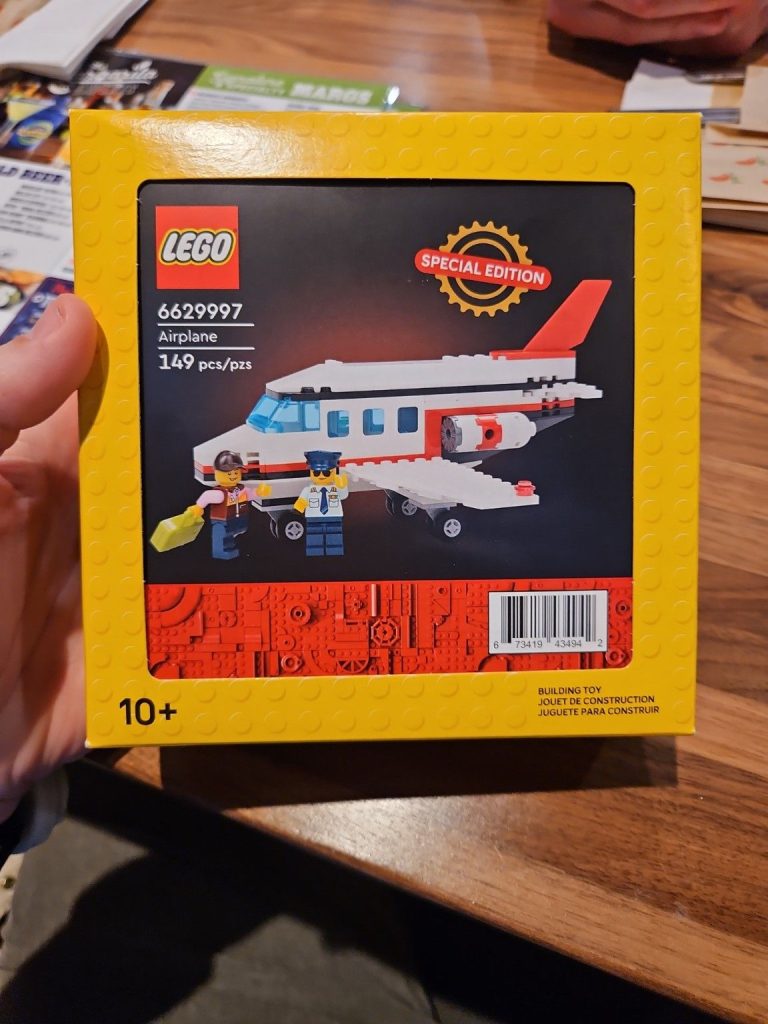 LEGO lansează un nou set exclusiv pentru aeroporturi: Detalii despre 5010053 Airplane