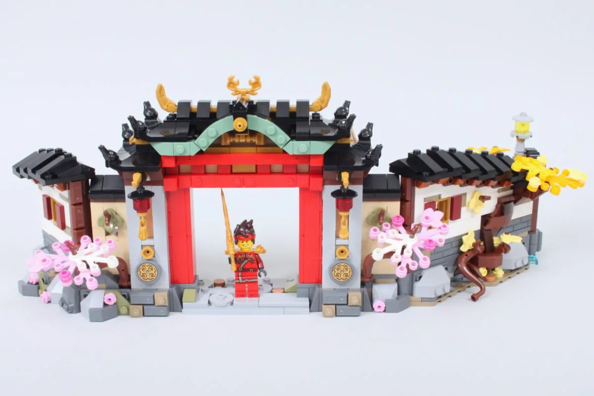 Detalii noi despre LEGO NINJAGO 71861 The Old Town: De la monument istoric la cartierul general al ticăloșilor în Dragons Rising Sezonul 4