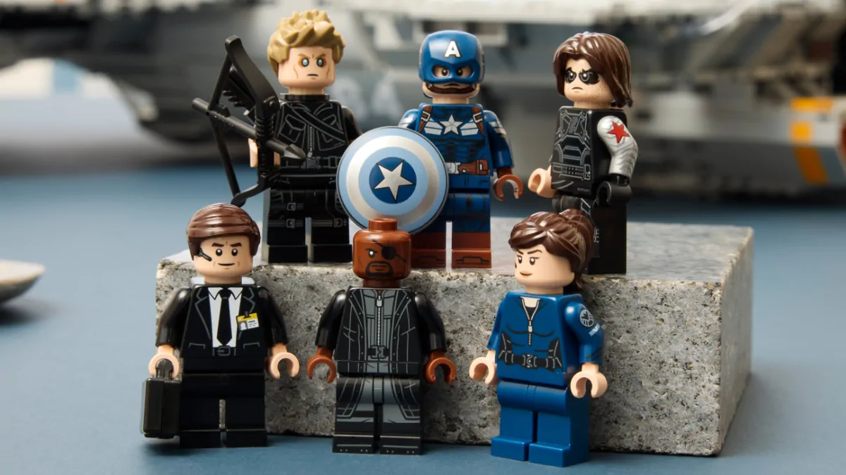 LEGO dezvăluie secretele de design din spatele noului 76354 S.H.I.E.L.D. Helicarrier și viitorul minifigurinelor Marvel