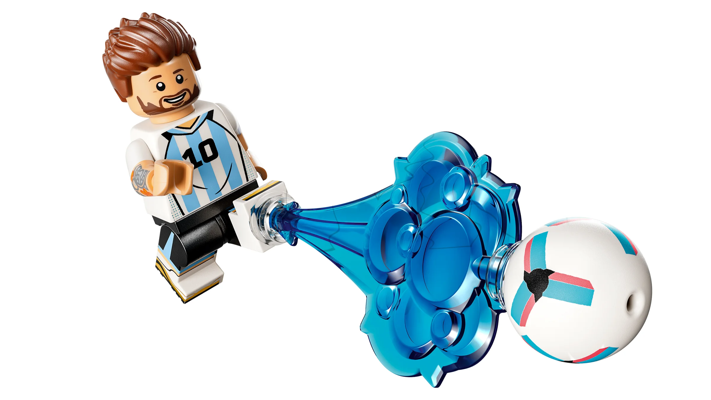 Minifigurina LEGO Messi trage la poartă cu efecte speciale albastre.