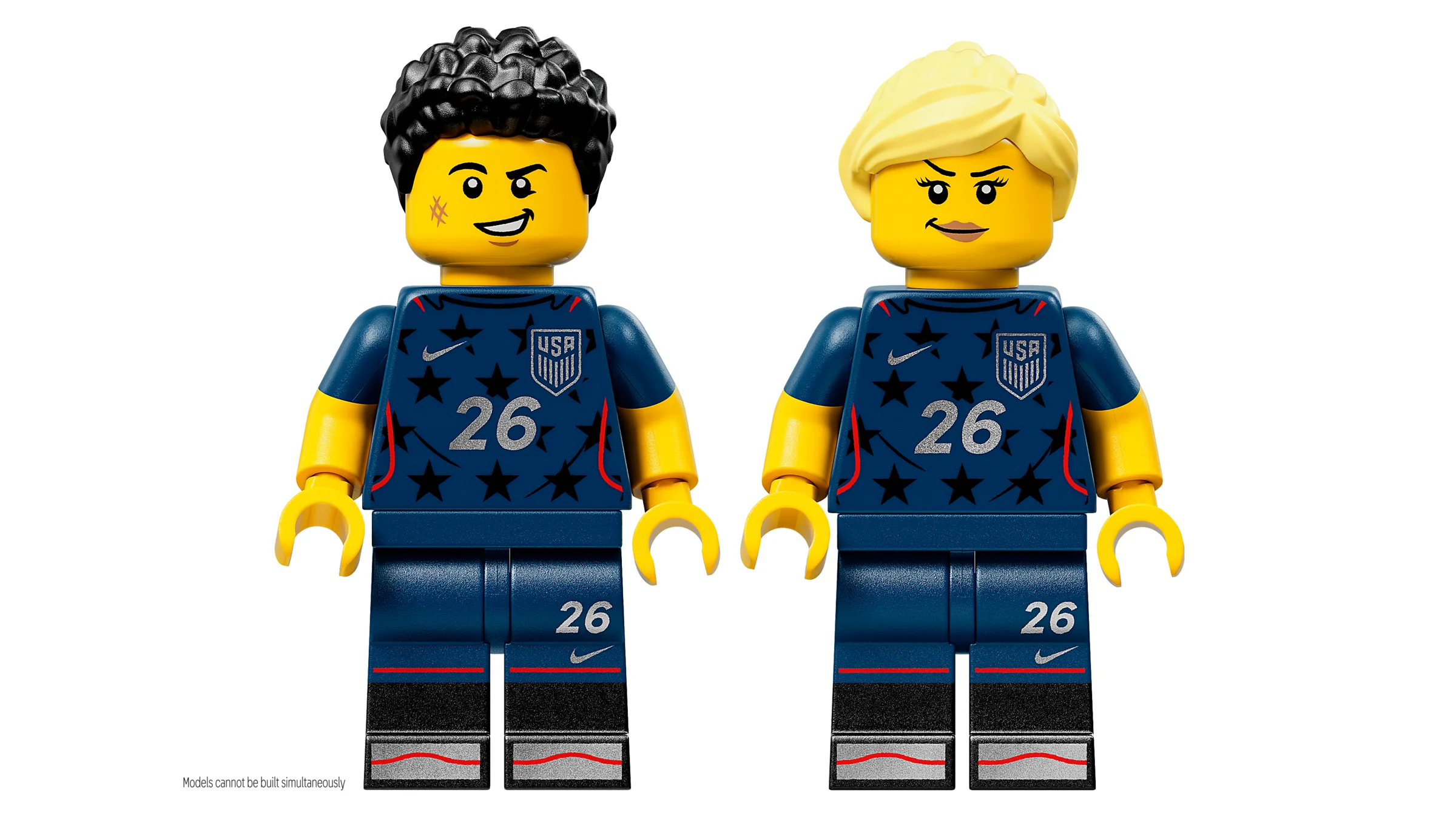 Două minifigurine LEGO cu echipamentul echipei naționale de fotbal a SUA.