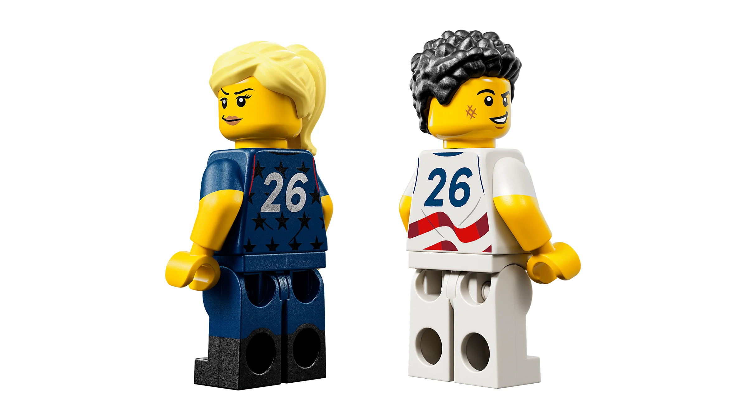 Două minifigurine LEGO îmbrăcate în echipamentele de fotbal ale SUA, cu numărul 26.