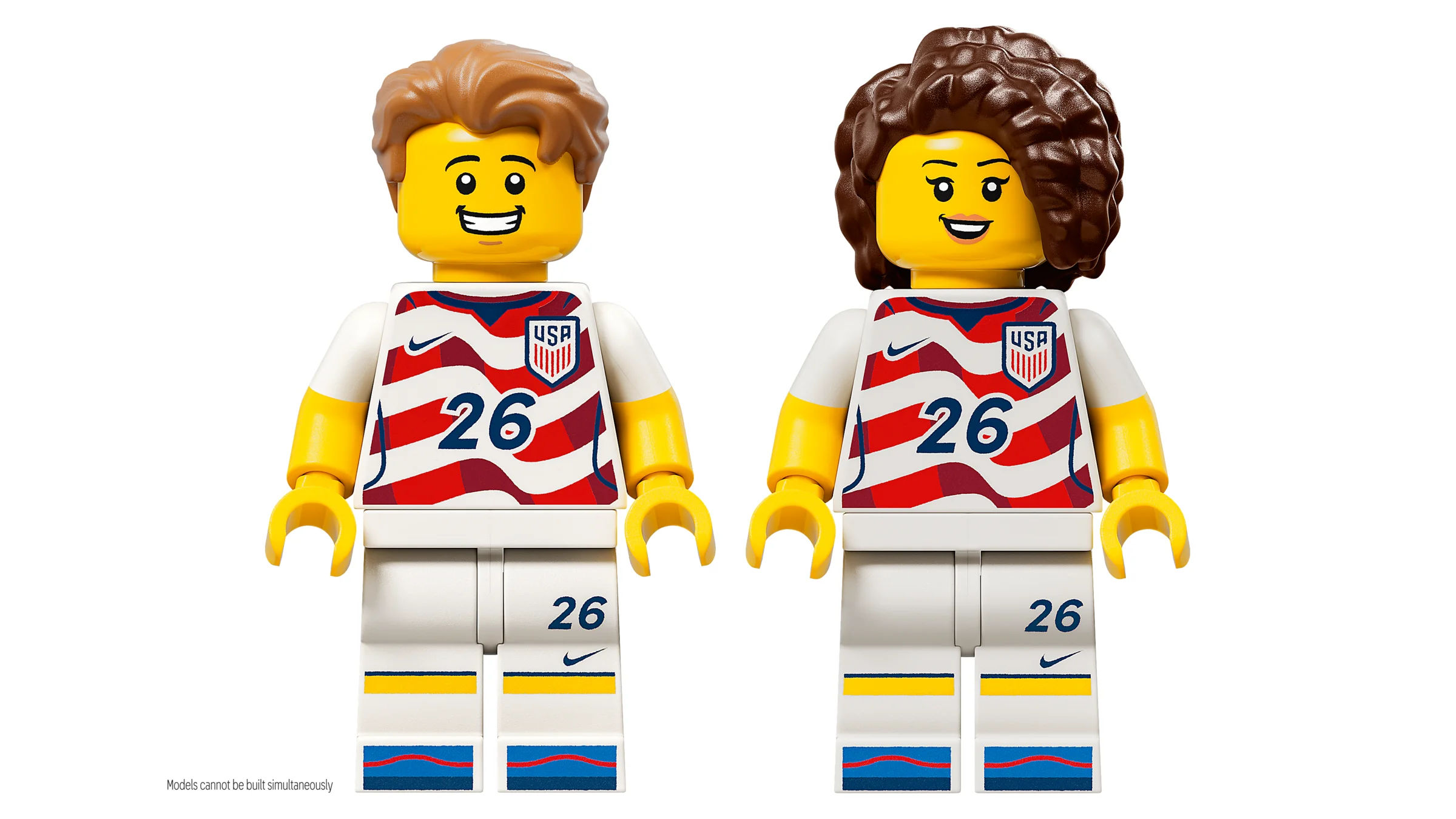Două minifigurine LEGO îmbrăcate în echipamentul echipei de fotbal a SUA, cu numărul 26.