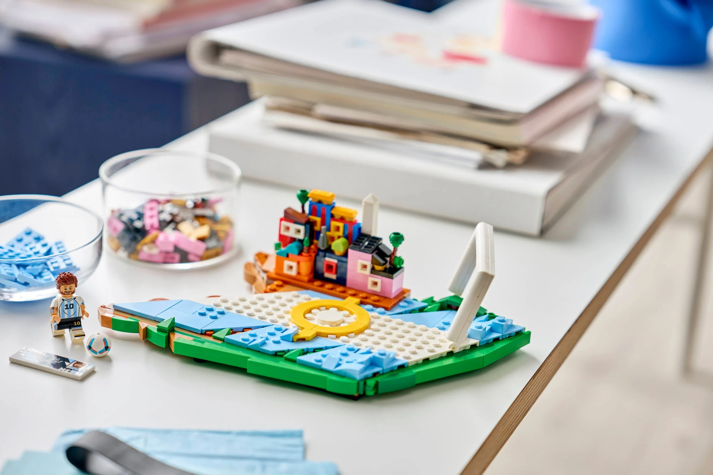 Scenă cu minifigurina Messi, stadion și micro-construcții. Detaliu simpatic, viu colorat.