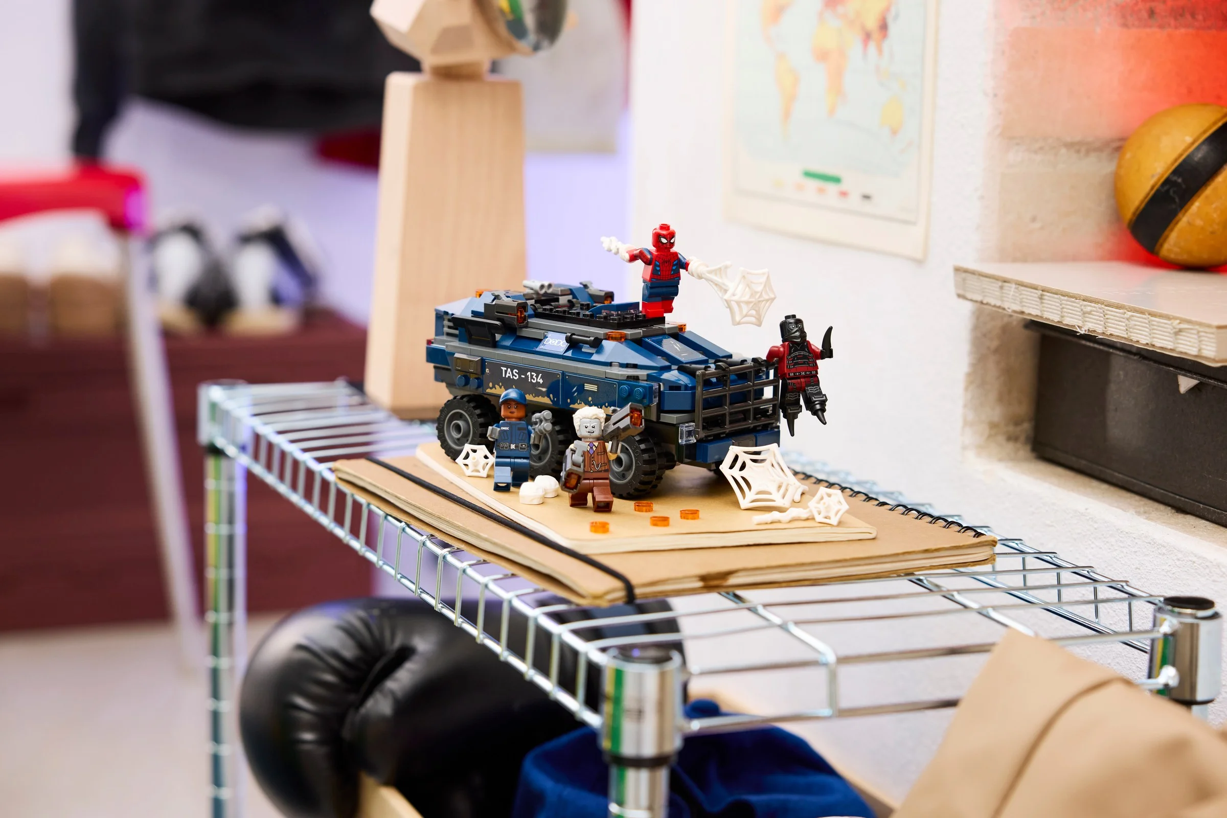 Transportul LEGO Spider-Man, o scenă cu minifigurine și vehiculul blindat.