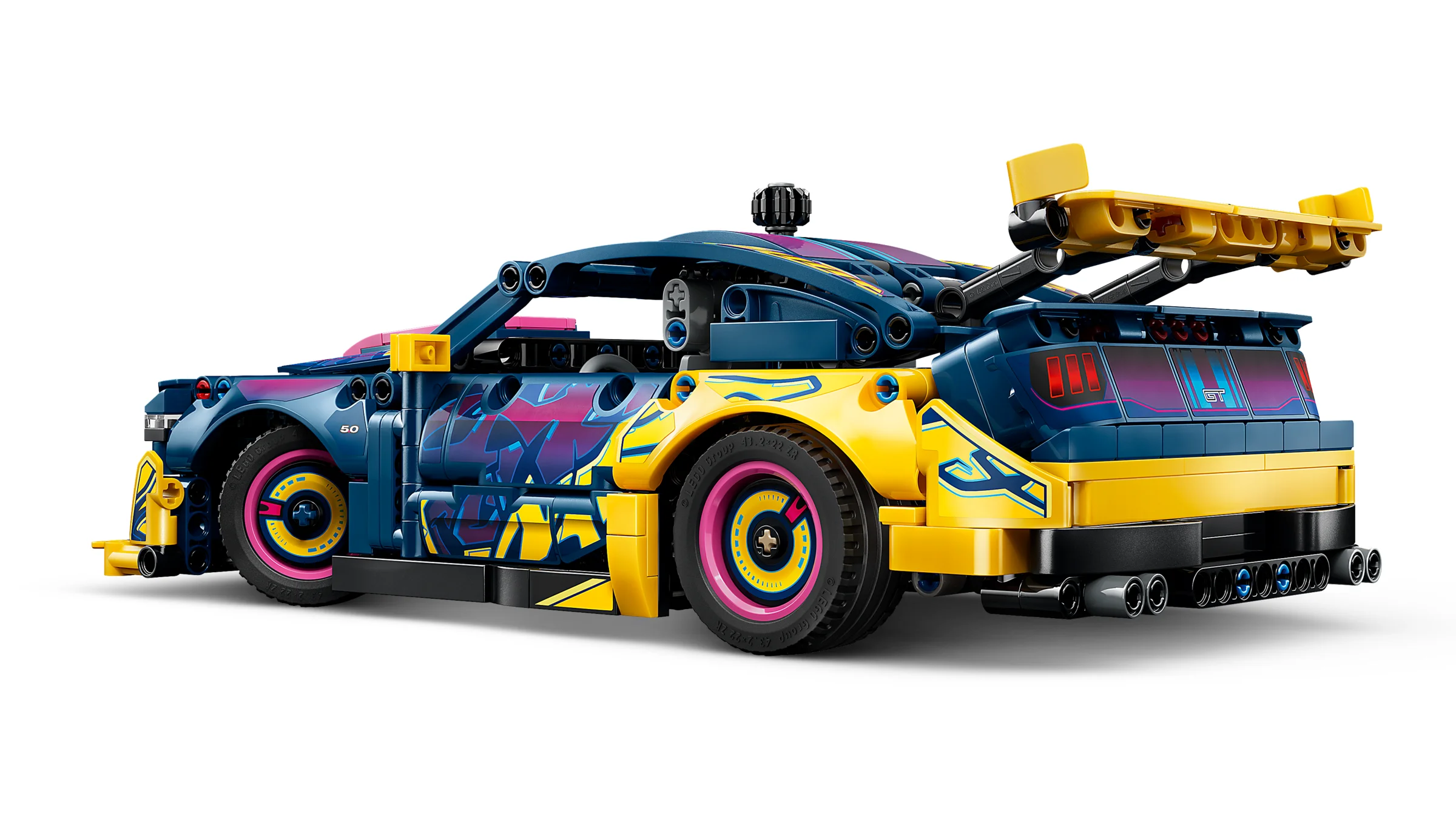 Imagine detaliată din spate a modelului LEGO Ford GT Mustang, cu design colorat.