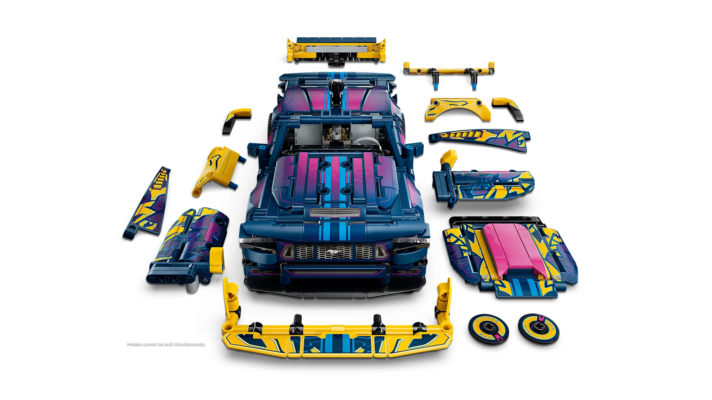 Modelul Ford GT Mustang dezmembrat, componentele aranjate pentru personalizare. Aspect detaliat.