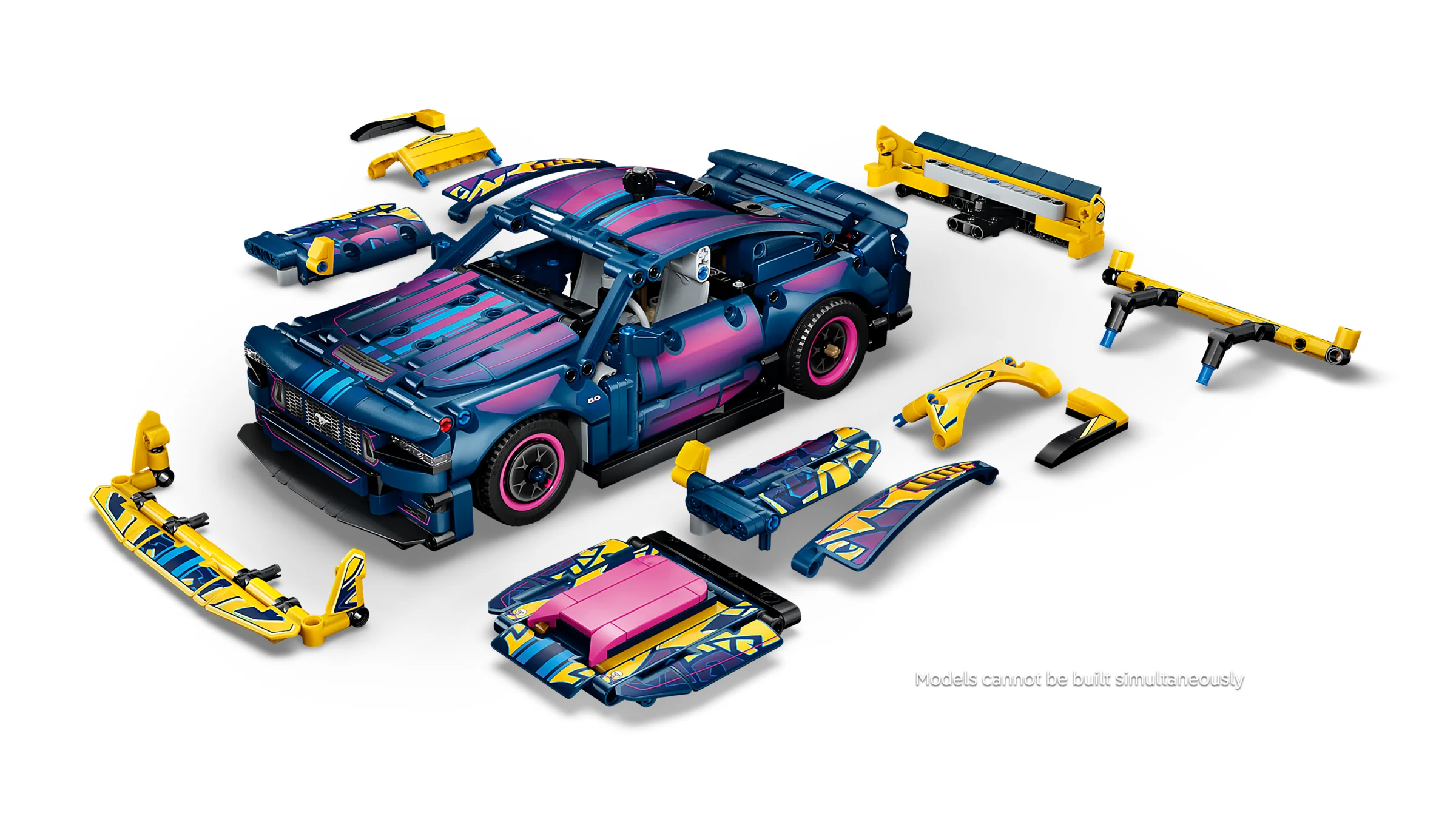 Imagine cu modelul LEGO Ford GT Mustang și piesele pentru modificări, pe fundal alb.