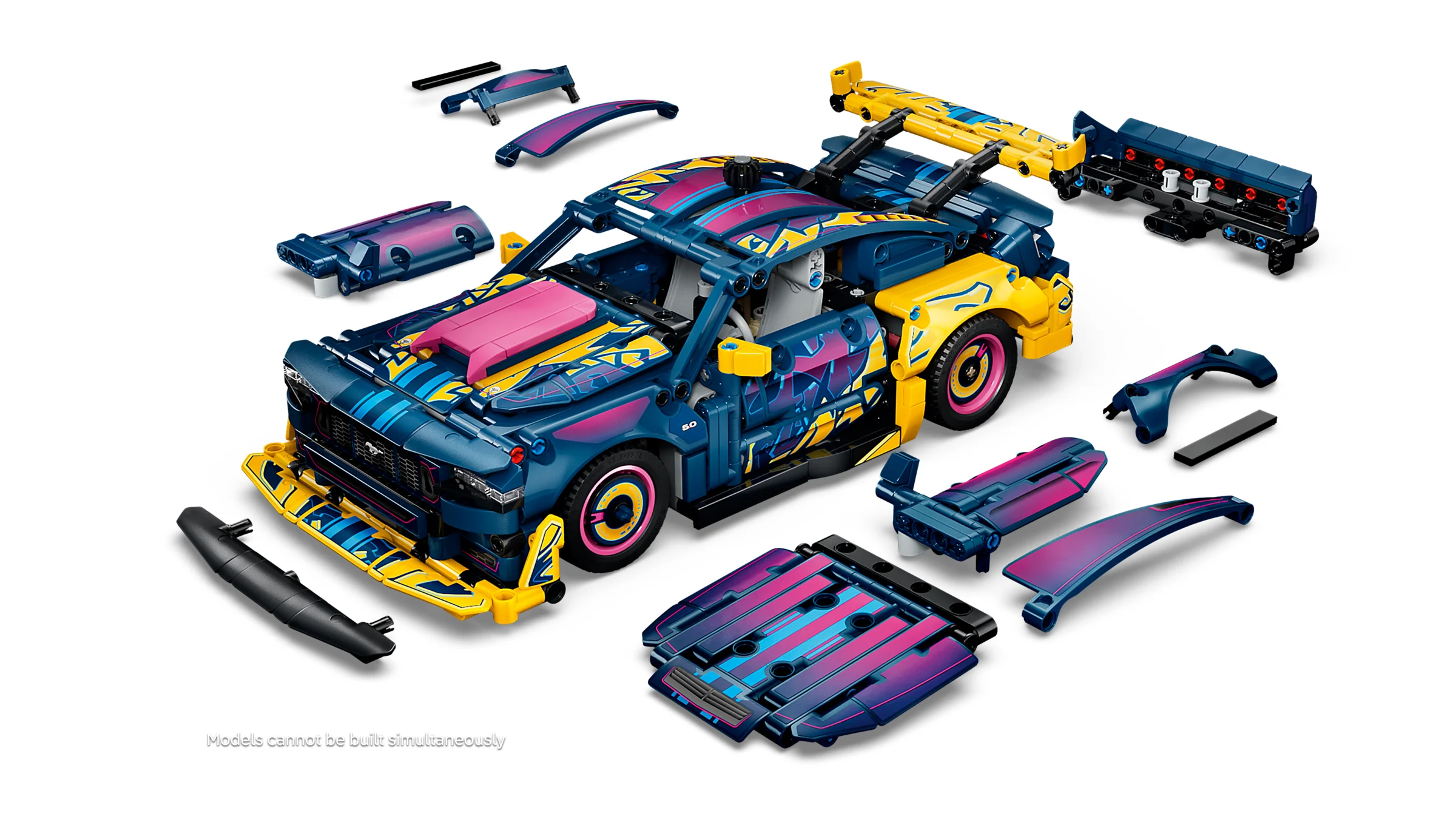 Modelul Ford GT Mustang Technic 42236 cu diverse elemente componente desfăcute.
