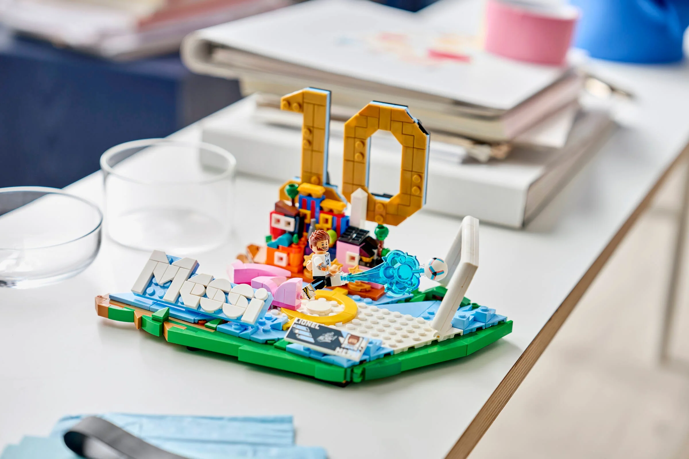 Prim-plan cu modelul LEGO Lionel Messi, evidențiind detaliile și minifigurina.