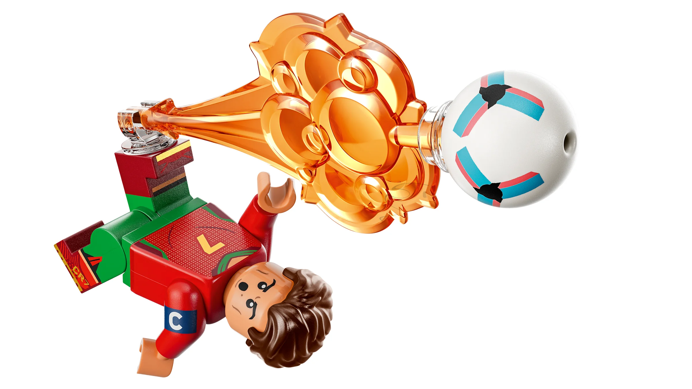 Cristiano Ronaldo dă o lovitură spectaculoasă cu trofeul de aur. O imagine detaliată a setului LEGO.