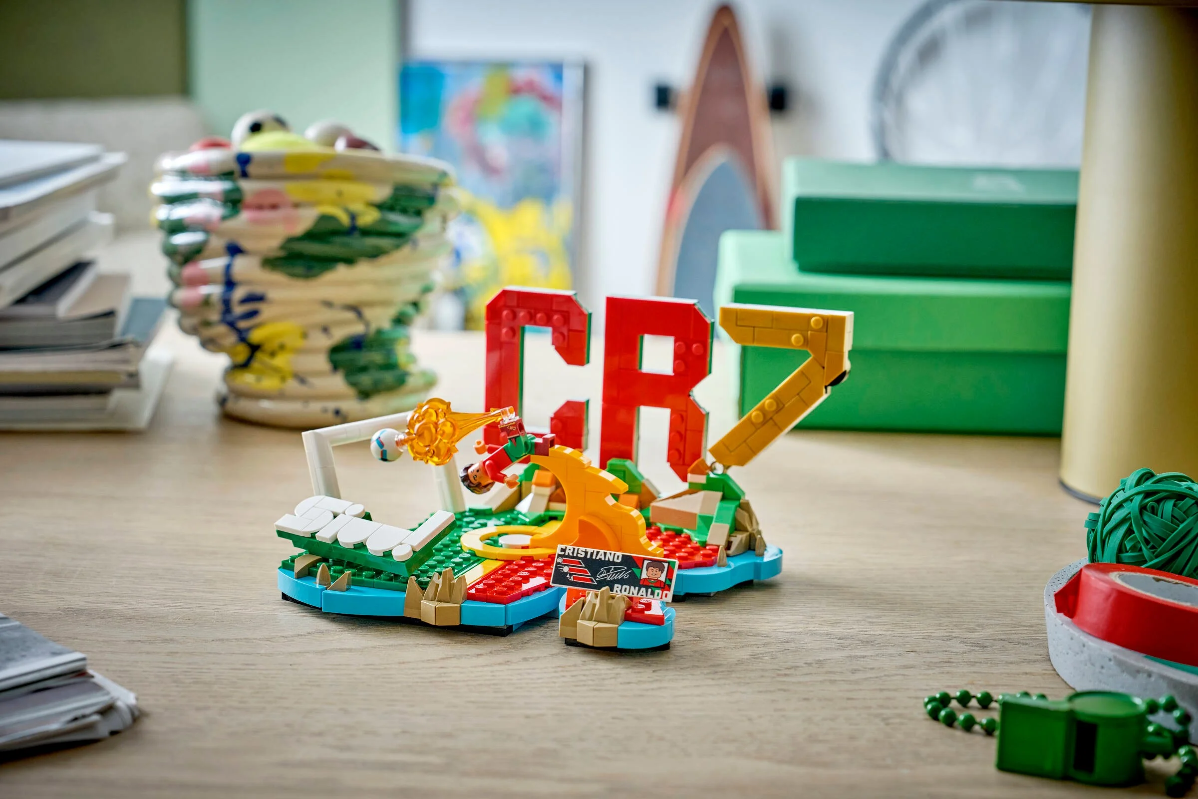 Imagine cu modelul LEGO Cristiano Ronaldo, cu literele CR7 și un gol.