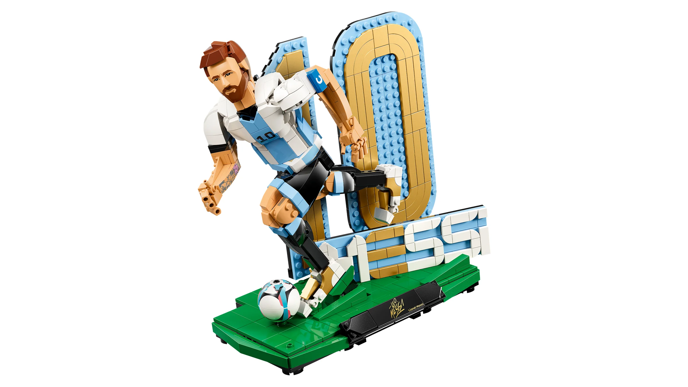 Modelul LEGO finalizat cu Lionel Messi, numărul 10 și numele, arătat pe un fundal alb.