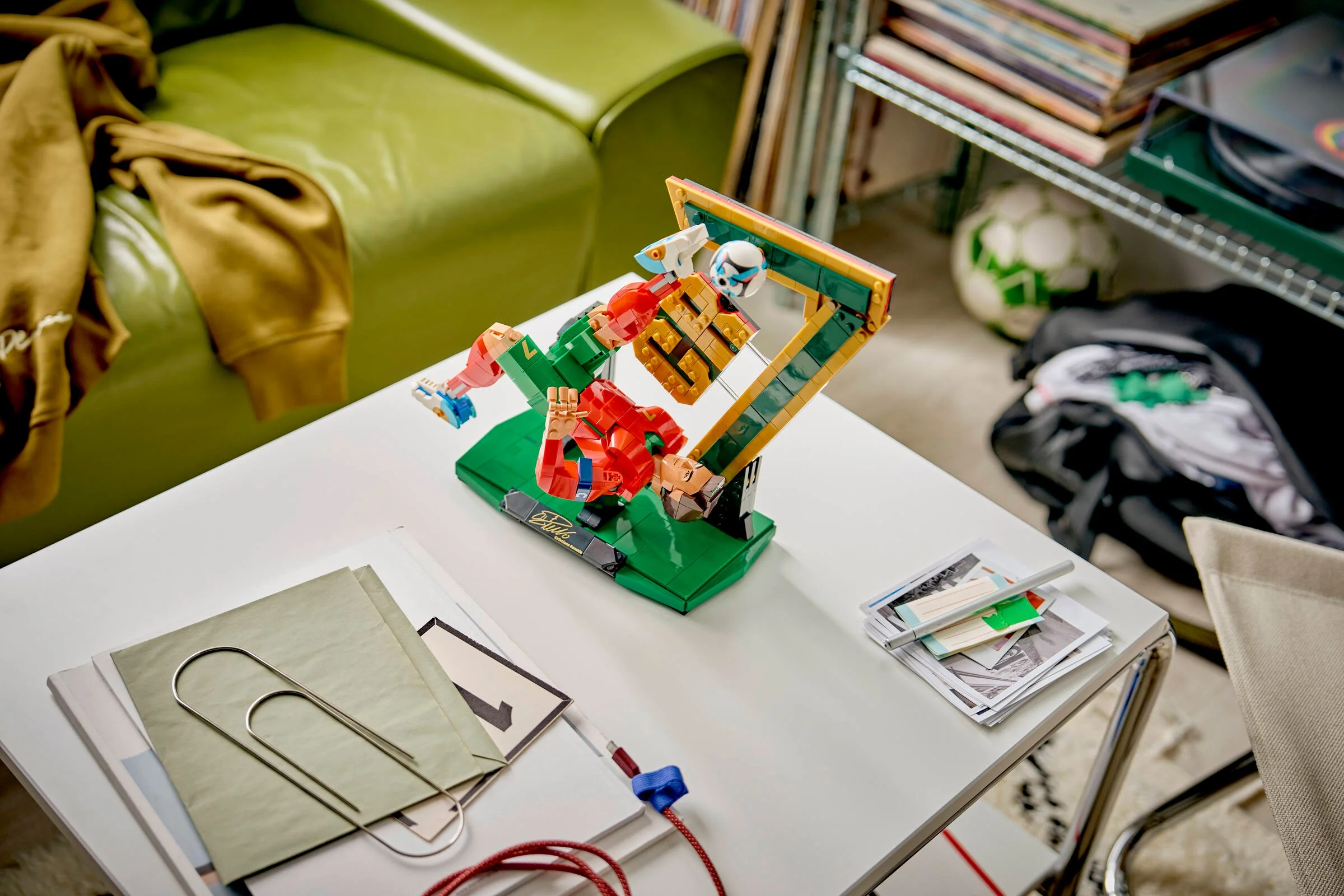 Modelul LEGO Cristiano Ronaldo, un cadru cu fotbalistul șutând spre poartă, detaliat.