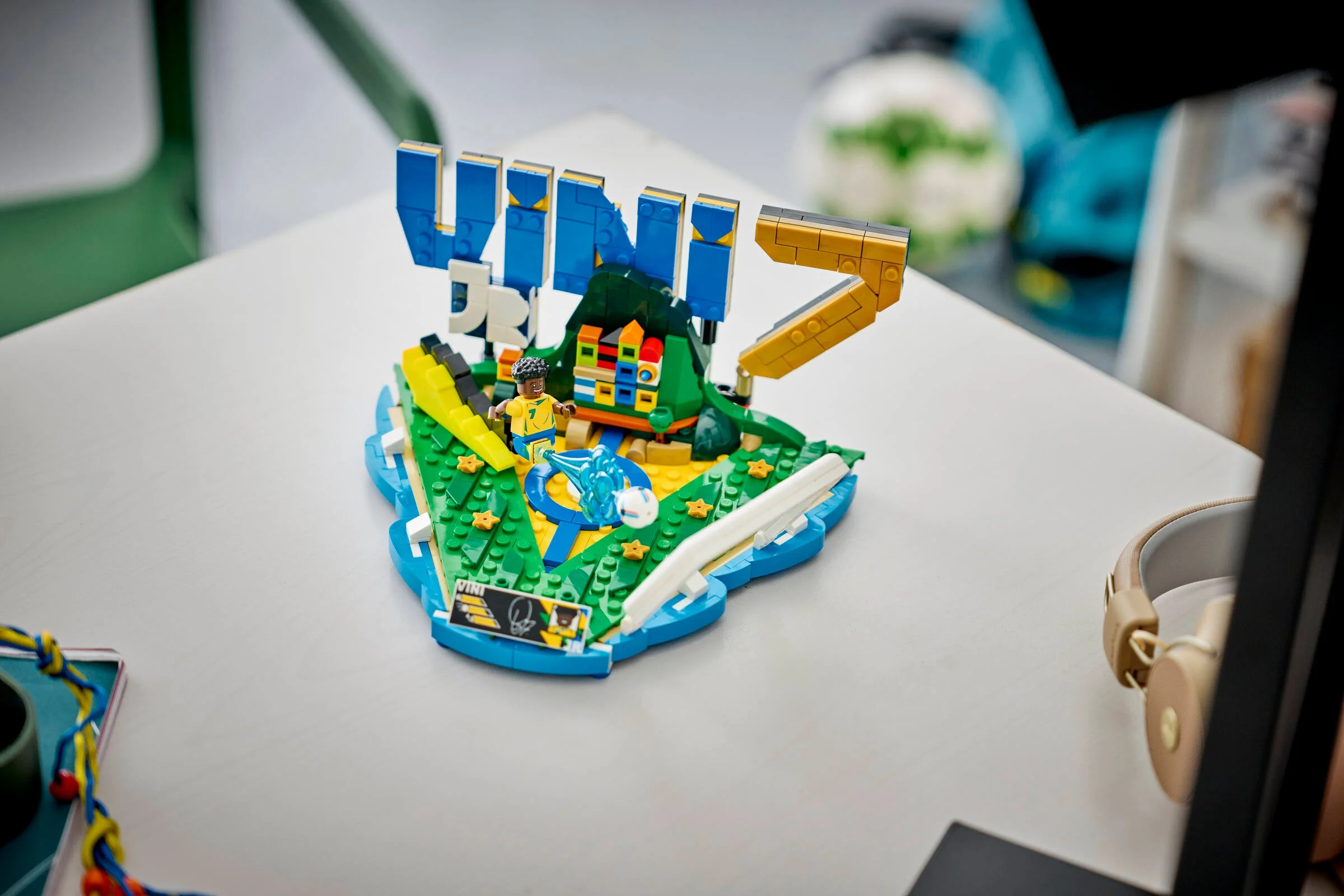 O vedere a setului LEGO Vini Jr. asamblat, pe un birou alb.