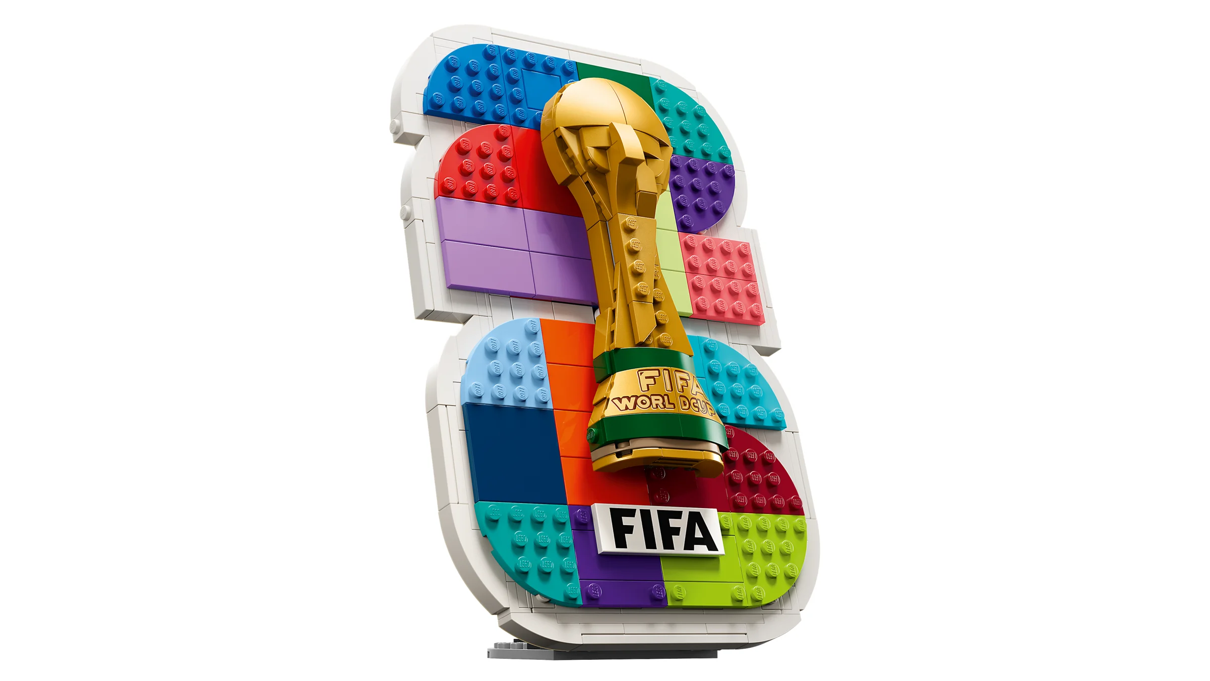 Emblema FIFA World Cup 2026 din cărămizi LEGO. Detaliu trofeu auriu și design colorat.