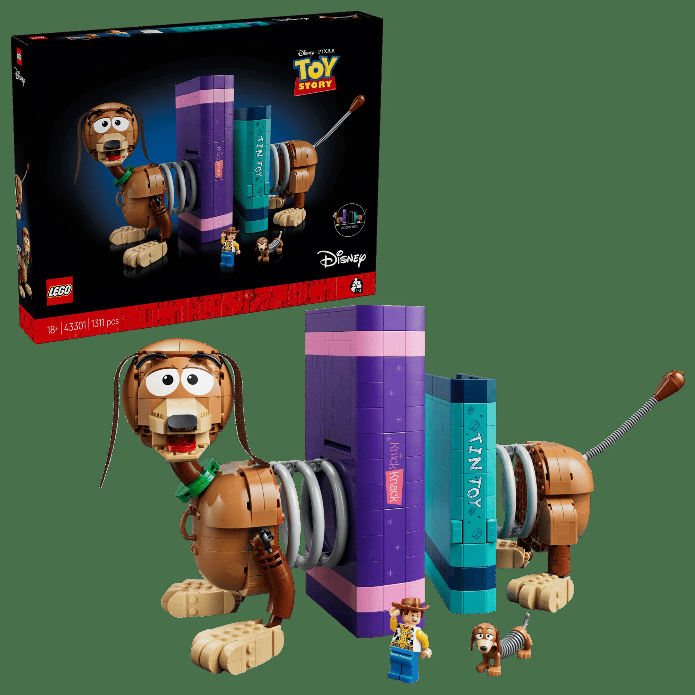 Setul LEGO 43301 Toy Story, Slinky Dog ca suport de cărți, alături de cutie și minifigurinele Woody și Slinky.