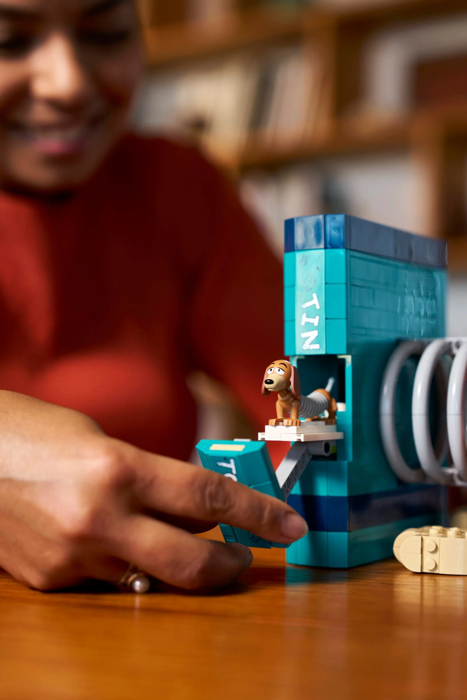LEGO Slinky Dog Bookends (43301) arată Slinky Dog și elemente de construcție detaliate, creând o scenă captivantă.