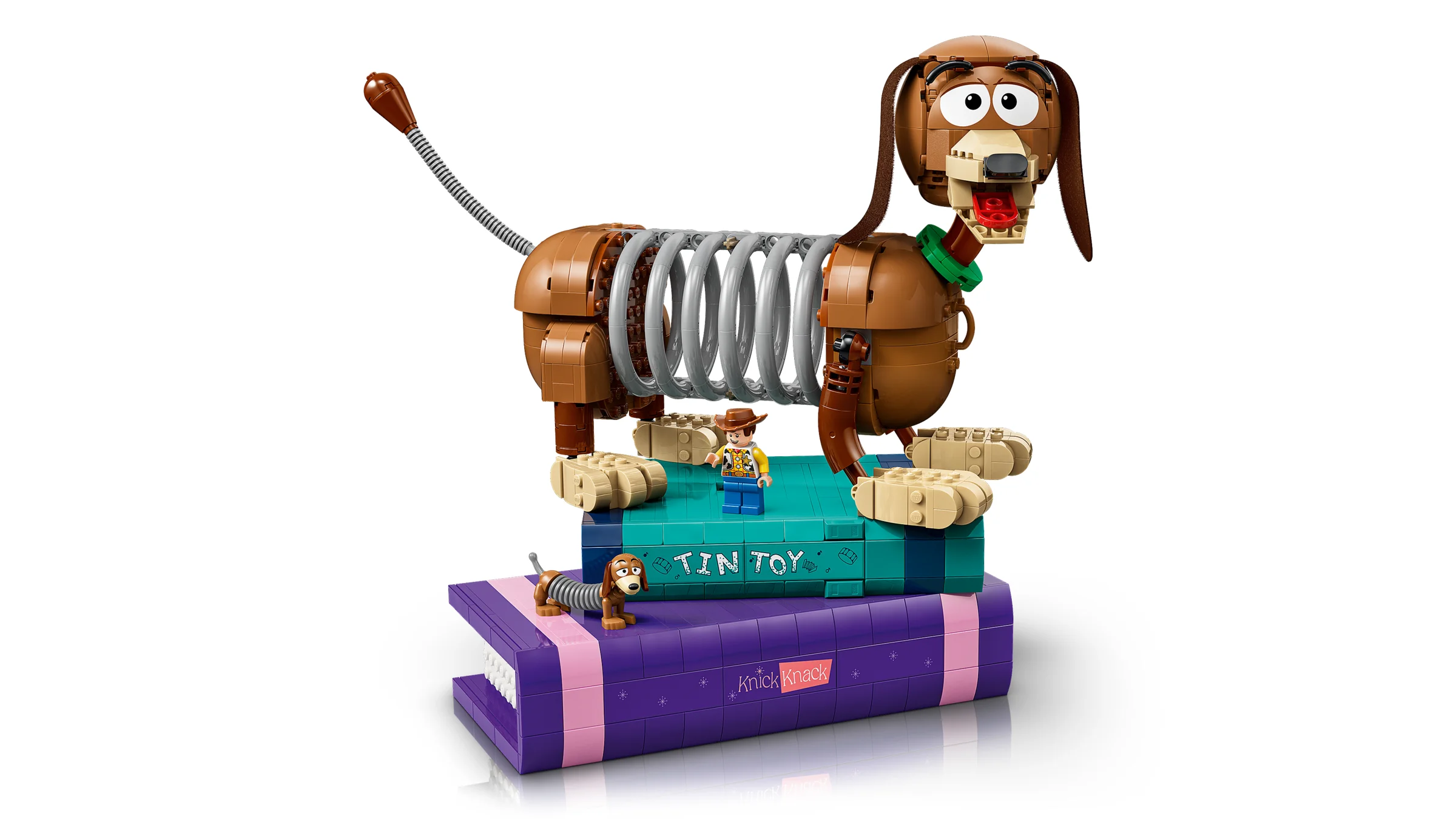 Slinky Dog Bookends LEGO, model detaliat cu figurinele Woody și Slinky, așezate pe cărți.