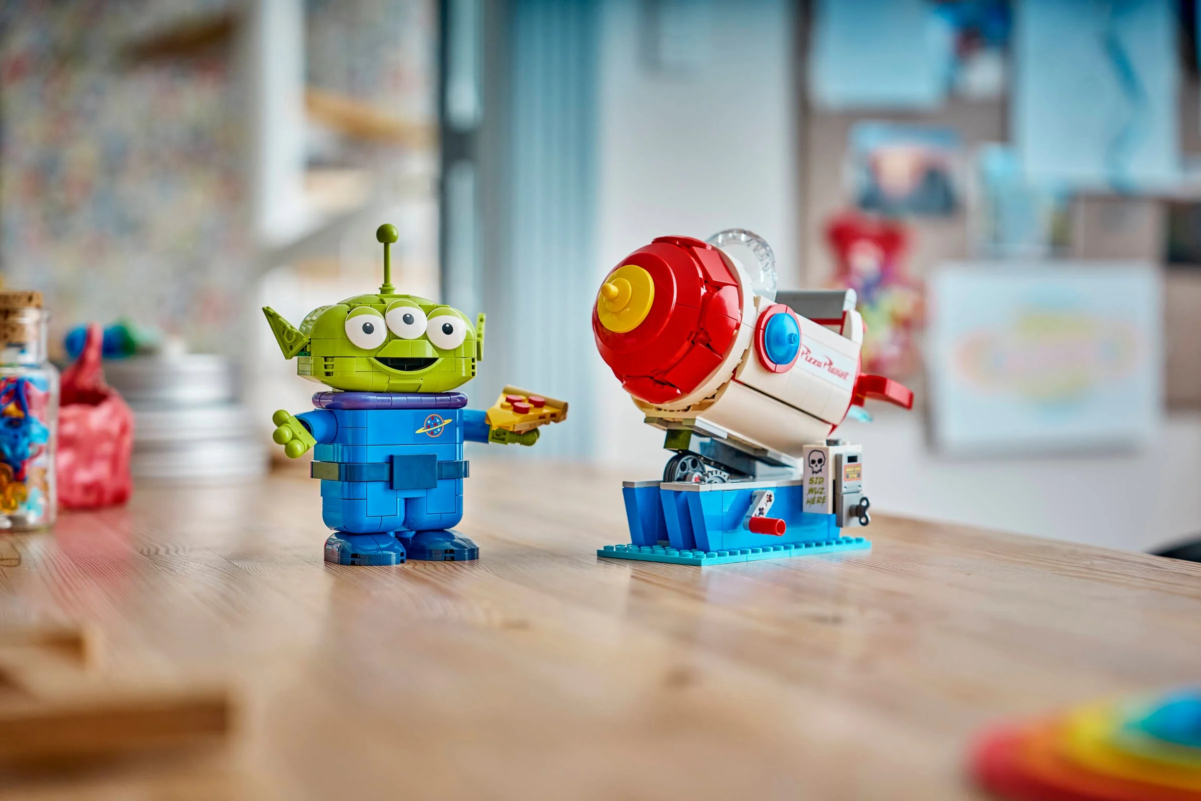 O imagine detaliată cu personajul Alien și racheta Pizza Planet din setul LEGO 43307.