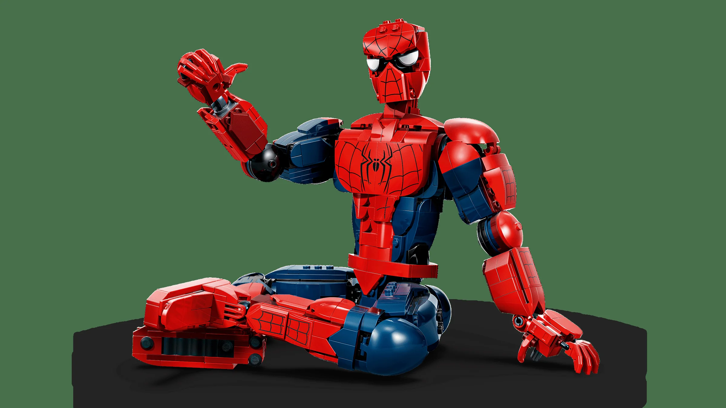 Figurină LEGO Spider-Man construibilă, roșie și albastră, așezată pe o bază neagră.
