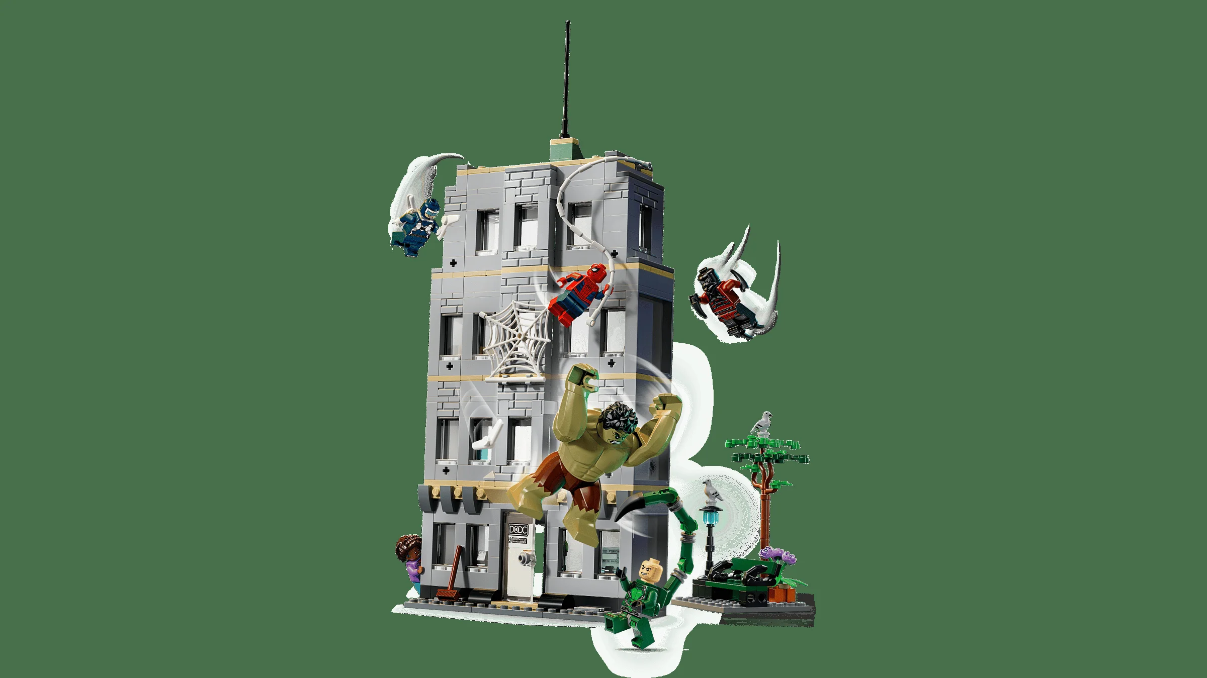Imagine cu setul LEGO 76350 Spider-Man vs. Hulk, prezentând minifigurinele și clădirea construită.