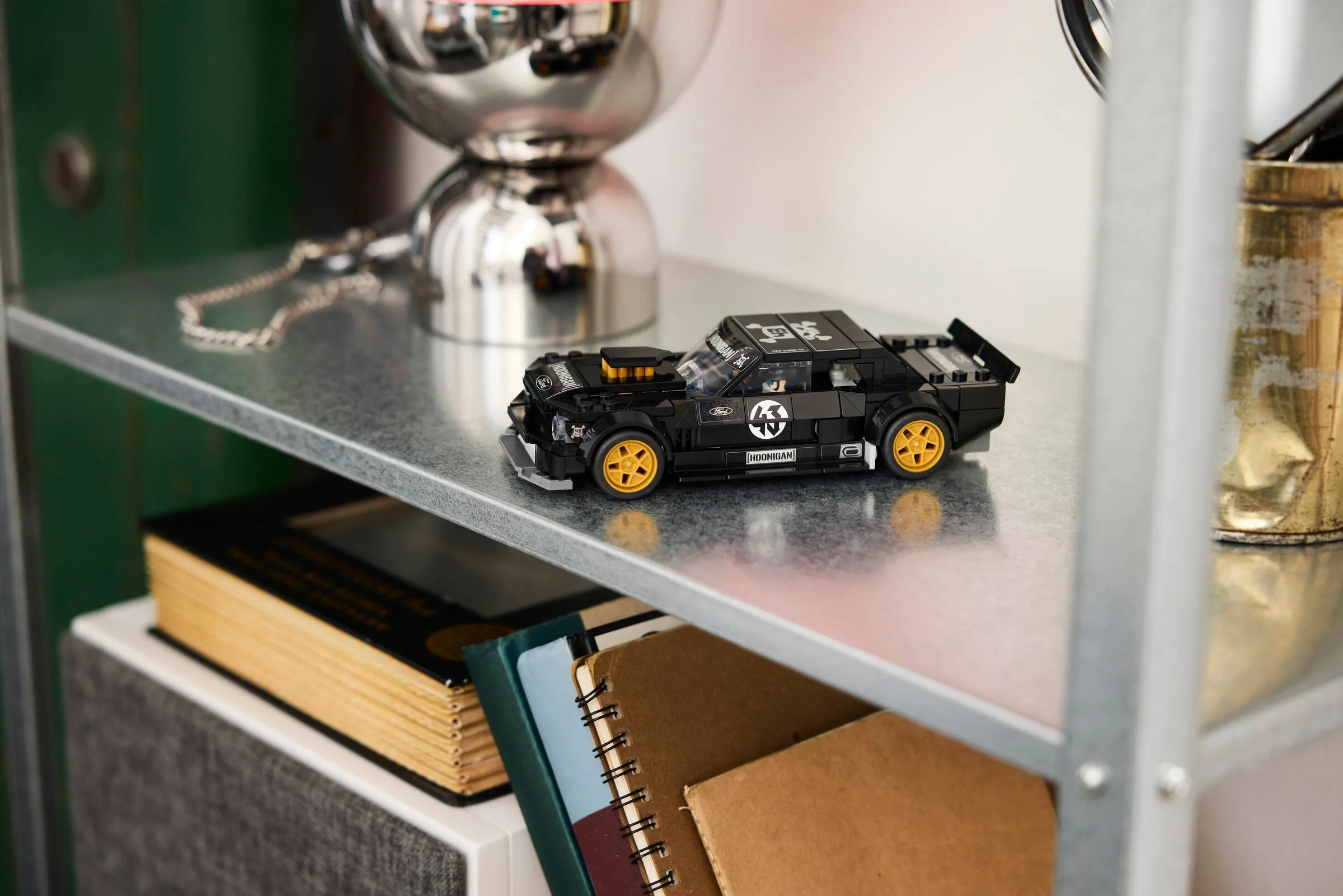 Mustang-ul Hoonicorn RTR V1 LEGO al lui Ken Block, un model detaliat și atrăgător.