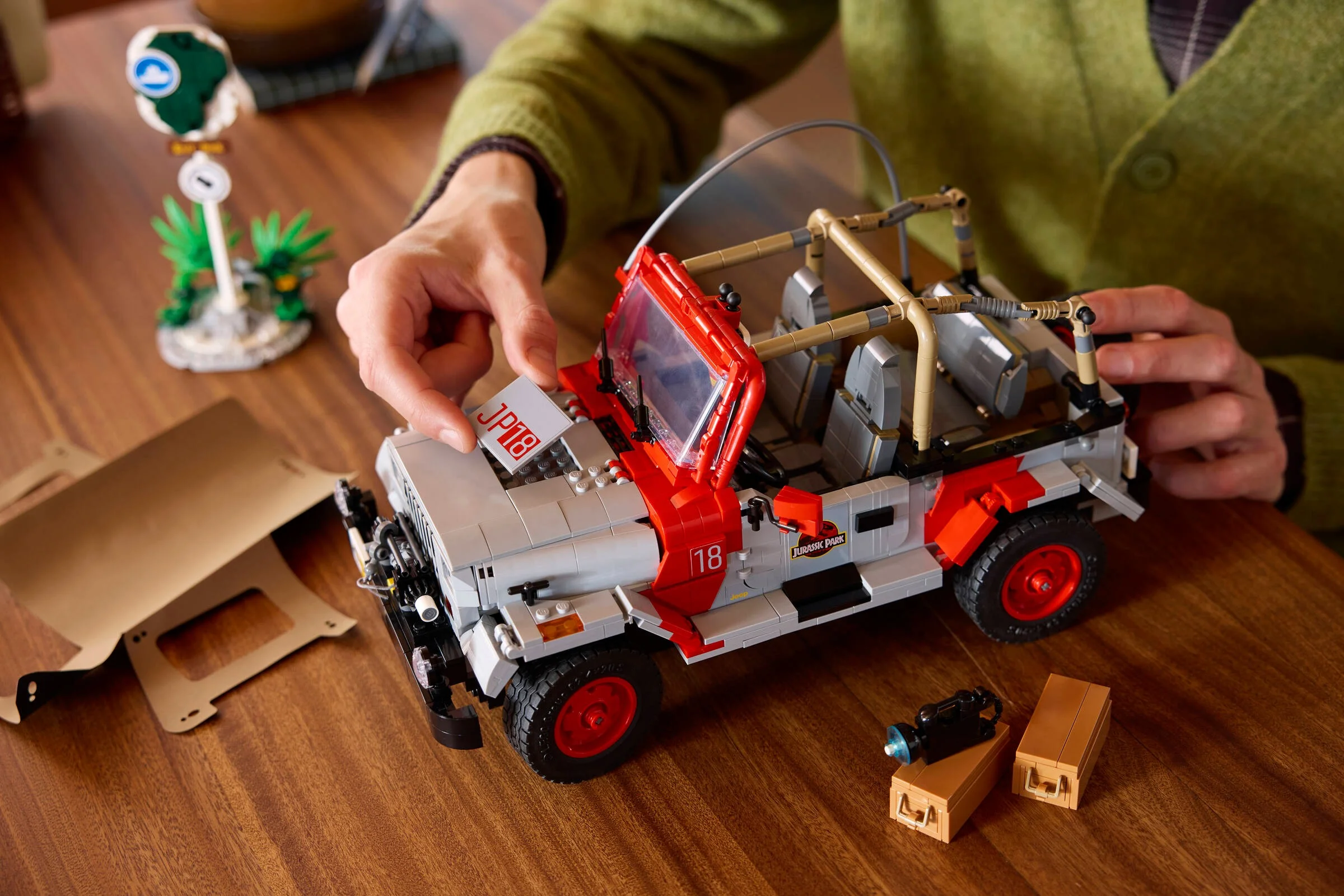 Asamblând Jeep-ul Jurassic Park LEGO. Detalii despre autovehicul și procesul de construcție.