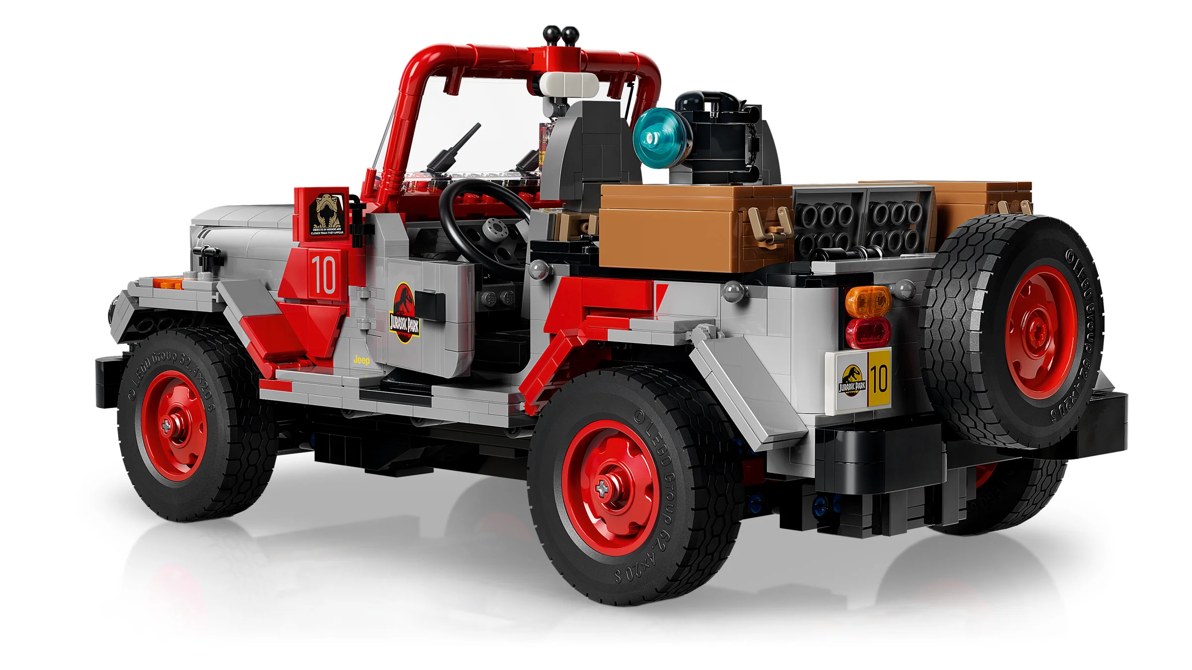 Imagine detaliată cu modelul LEGO Jeep Wrangler din Jurassic Park, evidențiind designul gri și roșu.
