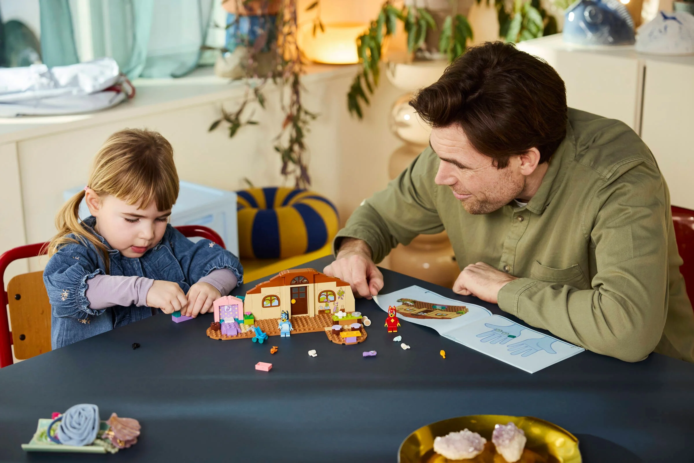 Construind casa Bluey cu tatăl. Interacțiune familială caldă și distractivă.