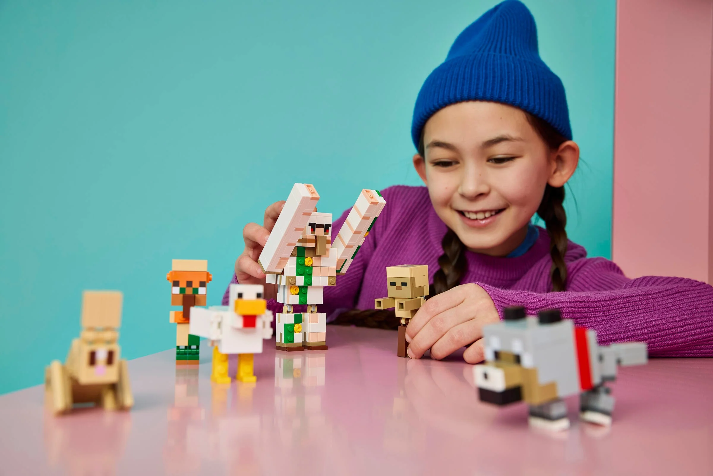 Fată se joacă cu setul LEGO Minecraft 21592, cu figurinele Chicken Jockey și altele. Copil fericit.