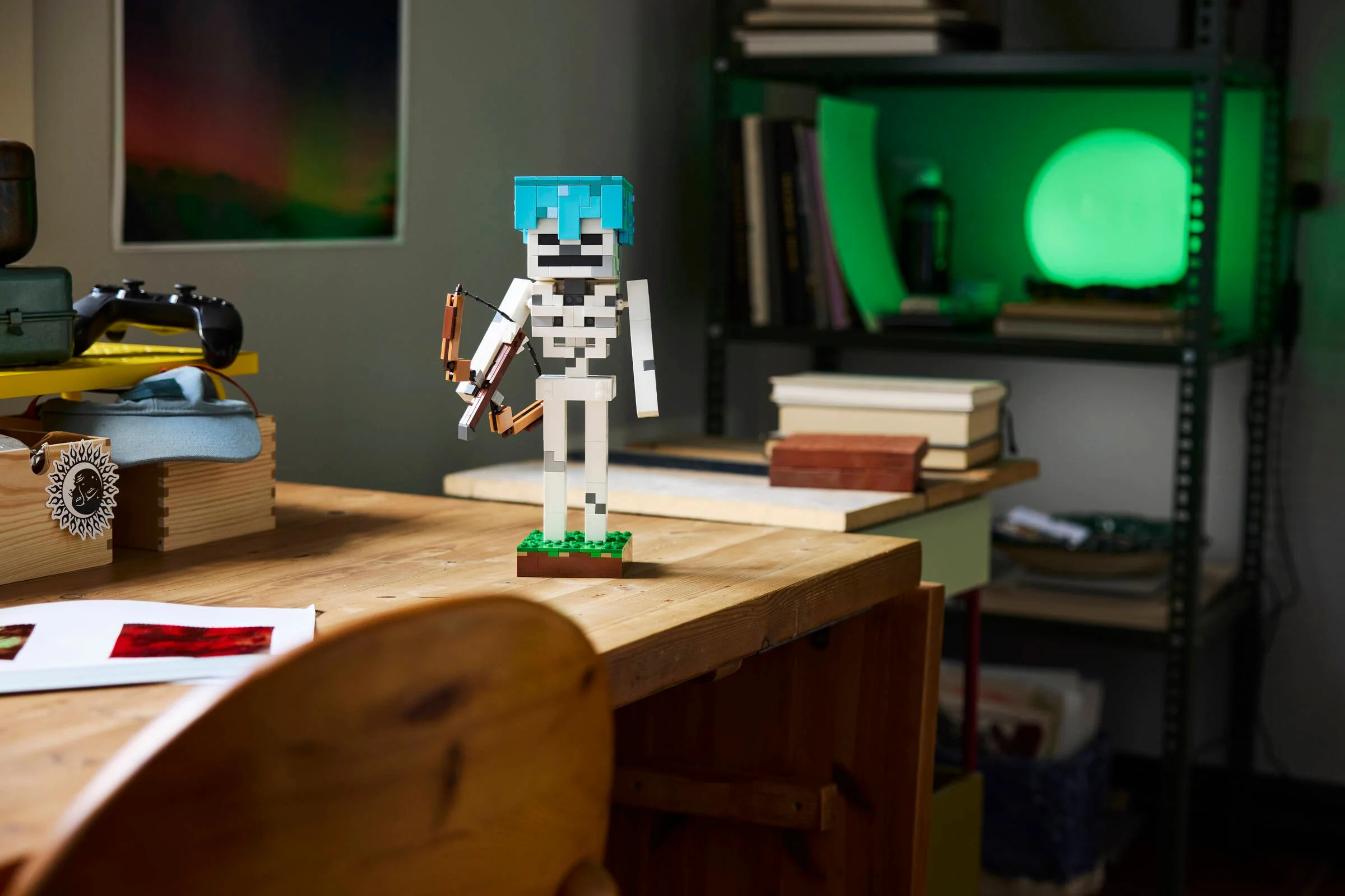 O figurină Lego Minecraft Schelet stă pe un birou. Decor modern și jucăuș.